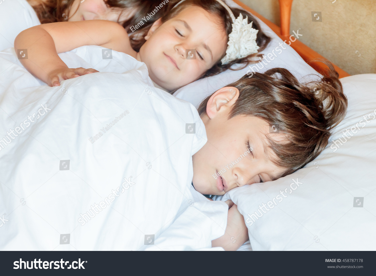 Маленький мальчик в постели с девочкой