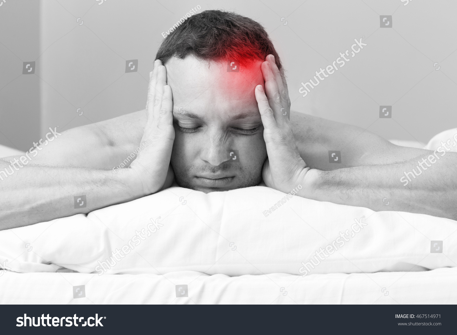 Что сказать мужчине в постели. Мужчина на кровати держится за голову. Молодой парень с головной болью. Человек лежит с головной болью. В постели с головной болью.