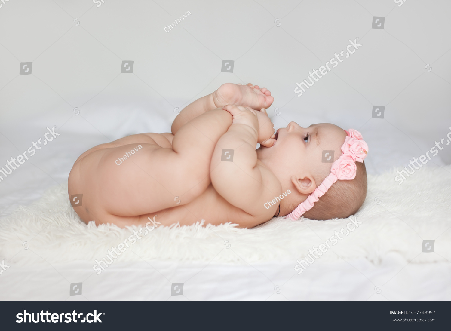 Стоковая фотография 467743997: Naked Baby Girl Chewing On Her Shutterstock.