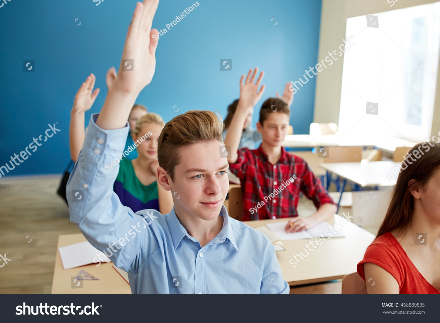 Ученик срывает урок. Подростки в школе поднимают руки. Школьник поднимает руку. Студент тянет руку. Школьник тянет руку.