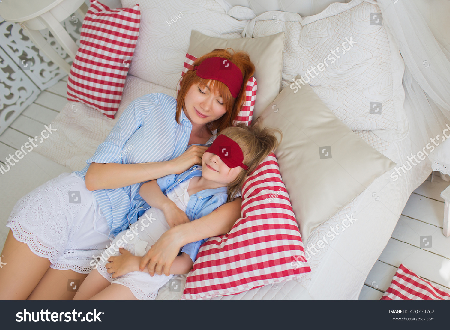 Мама с дочкой уснули