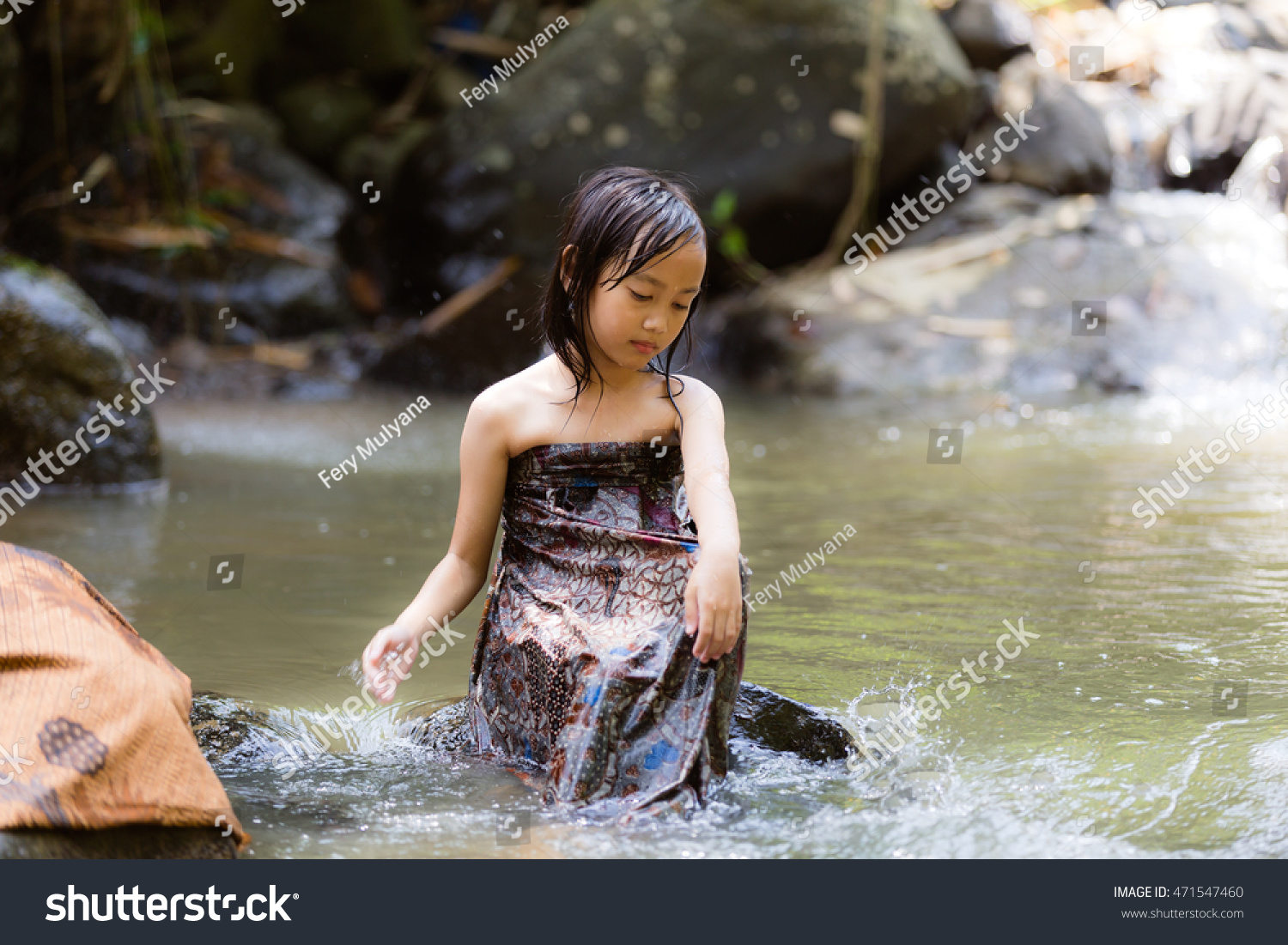 Little Girl Taking Bath River: стоковые изображения в HD и миллионы других ...