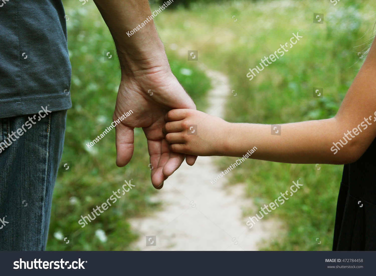 Мужская и детская рука