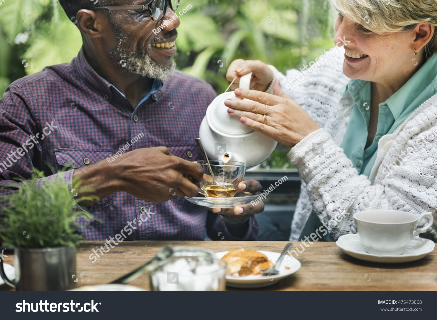 Having tea. L пьёт чай. Чай на пару. Пара Стариков в деревне чай пьют. Чай со стариком из рекламы маленьким.