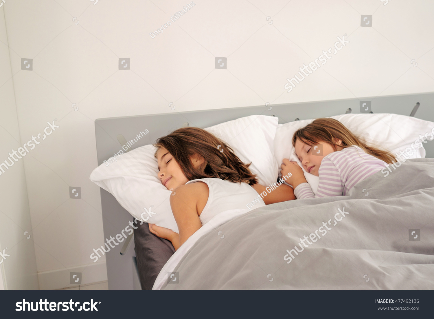 Две девочки спят
