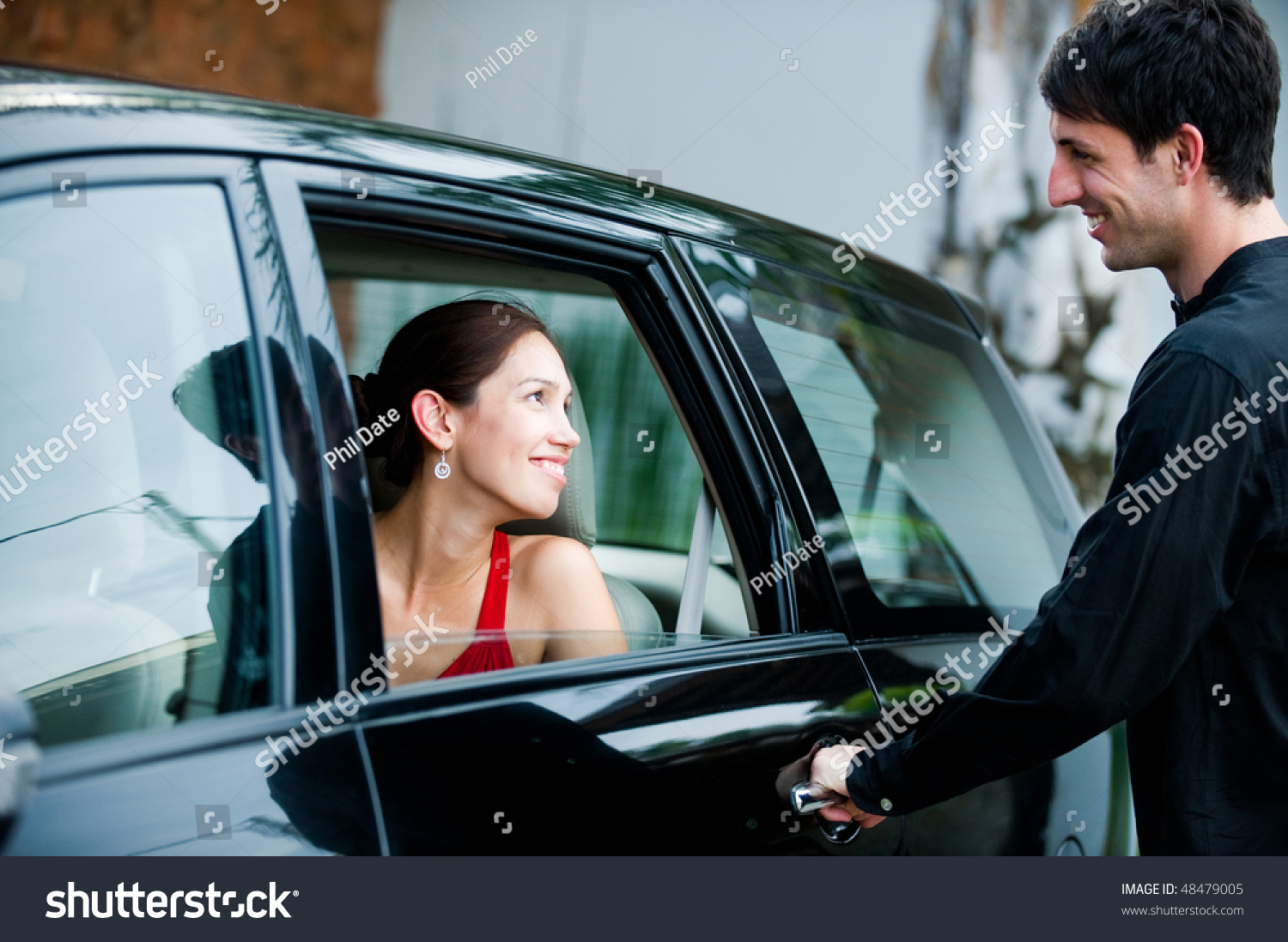 Жена с незнакомым мужчиной. Мужчина открывает дверь машины. Девушка открывает дверь машины. Мужчина и женщина в автомобиле. Открытая дверь машины.