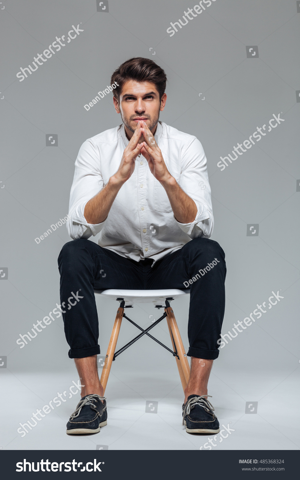 Фото позы для рисования мужчины на стуле