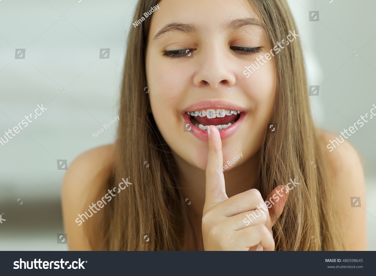 Девушка показывает зубы