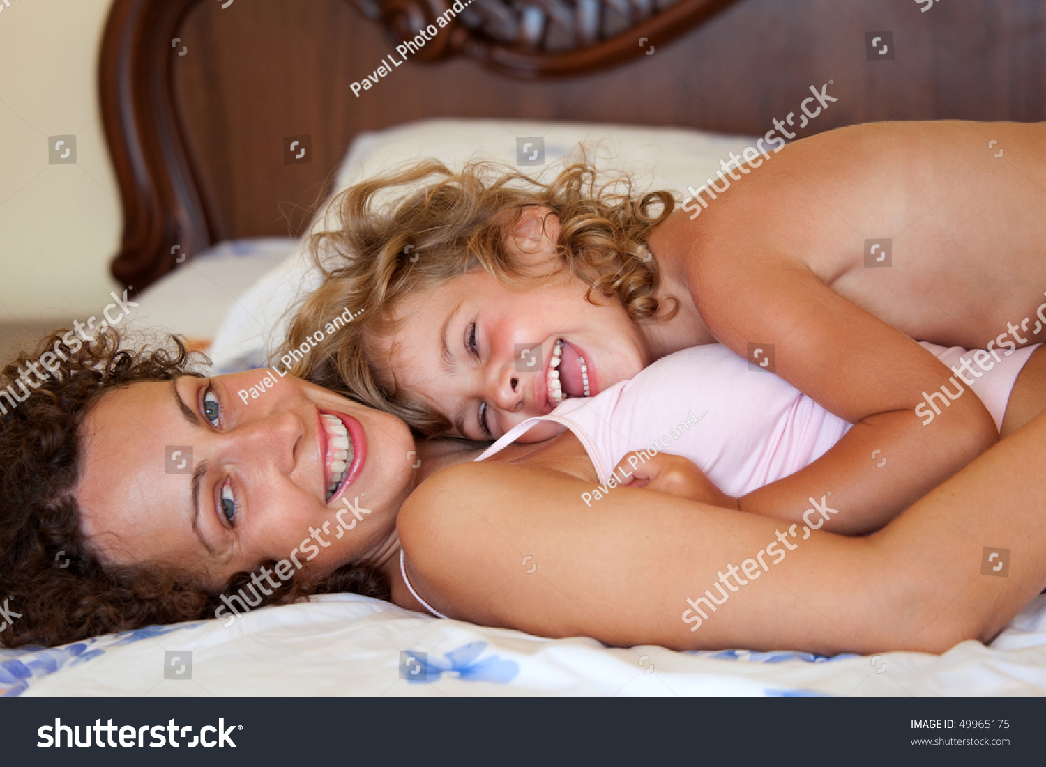 Дочь эрот. Мама и дочка лежат в постели. Мама с дочкой на кровати. Дочка лежит на маме. С дочей в кровати.