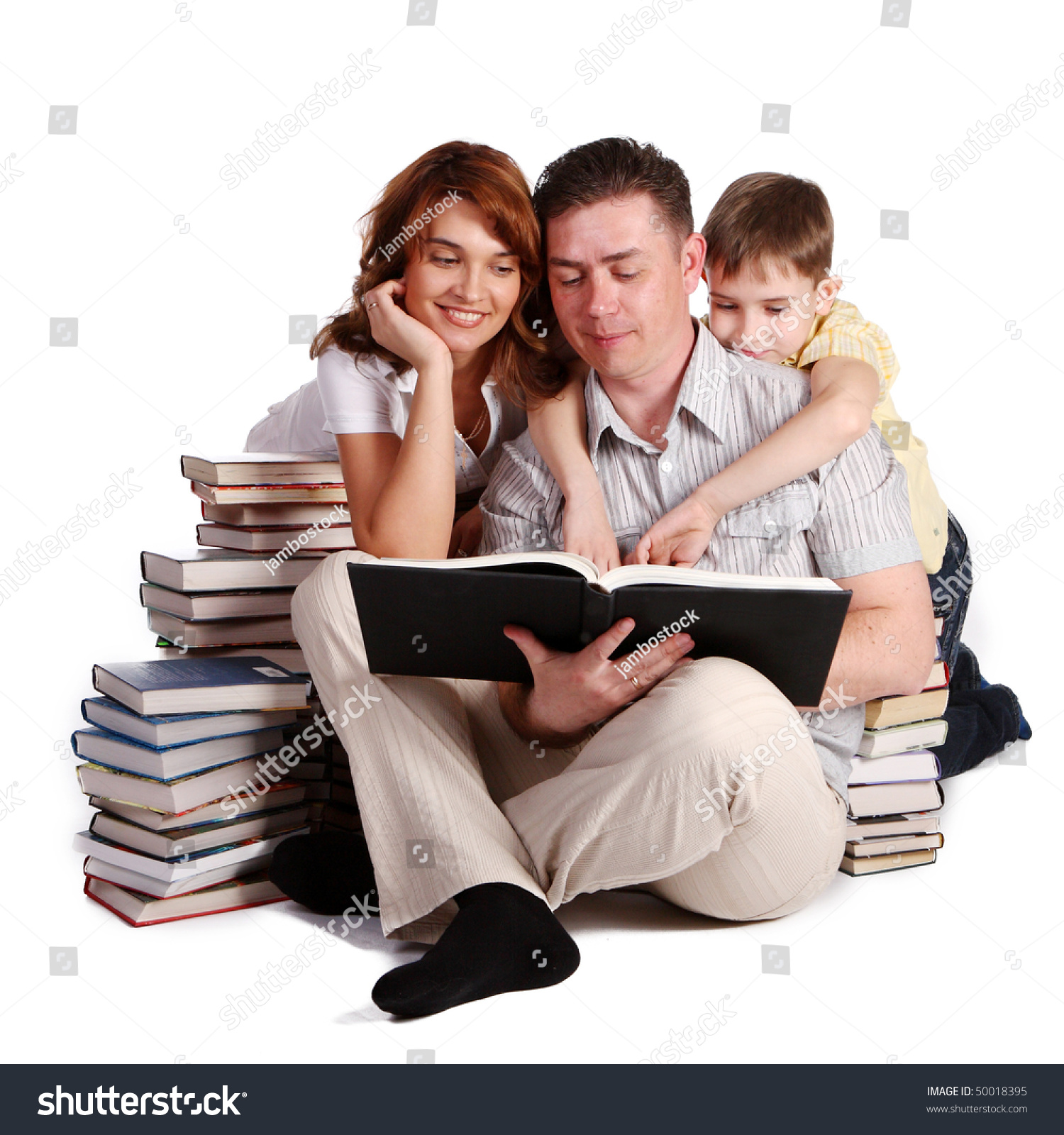 Читать новая семья. Книги о семье. Семья читает книгу. Семейное чтение белый фон. Книжка семья.