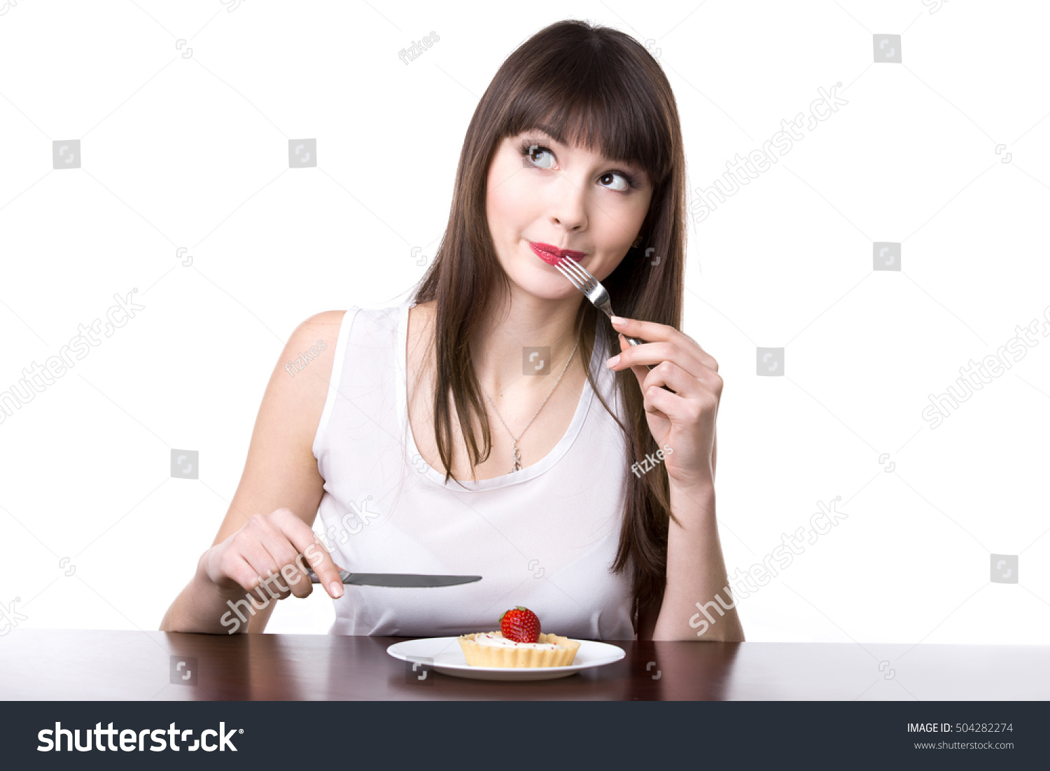 Девушка недовольно ест