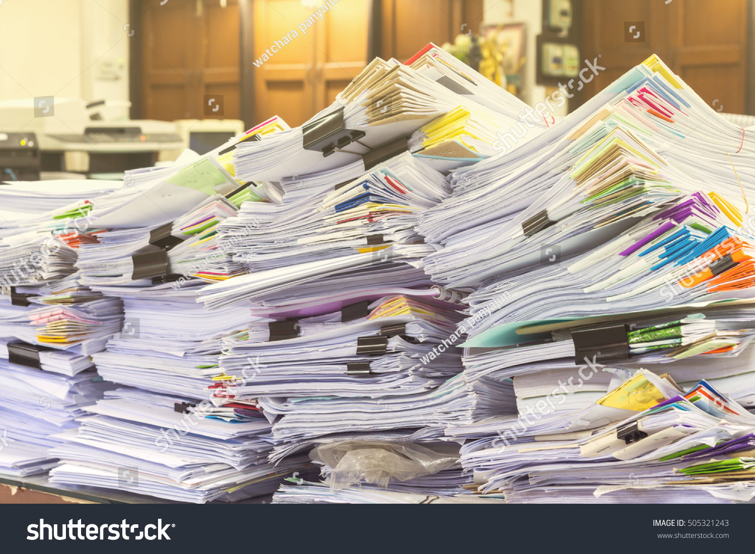 Много бумаг на столе. Много бумаги. Куча документов. Куча бумаг. Много бумаг документов.
