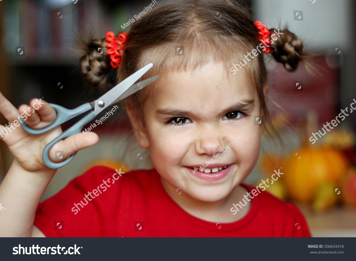 Девочка с ножницами