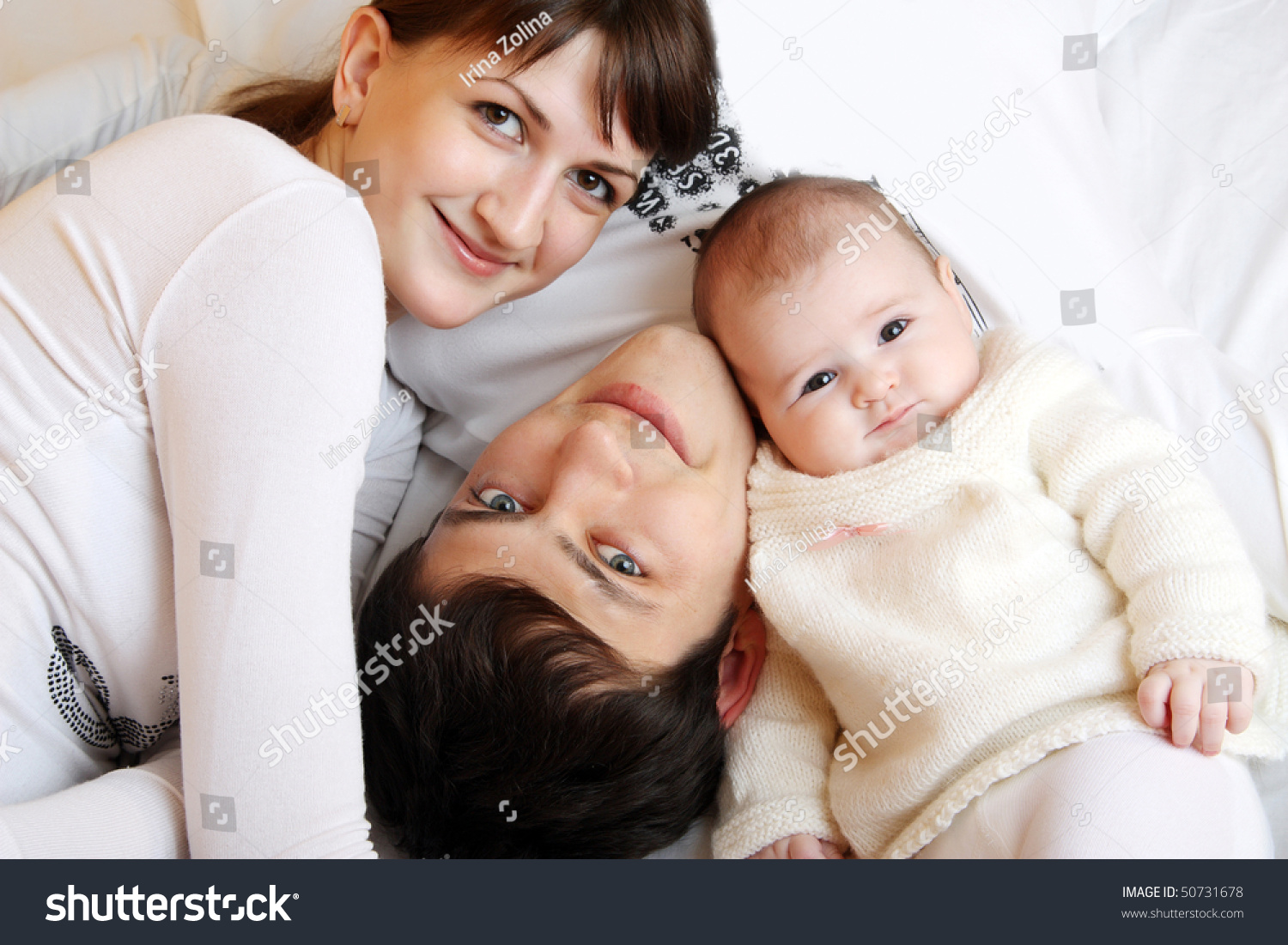 Молодая семья с ребенком