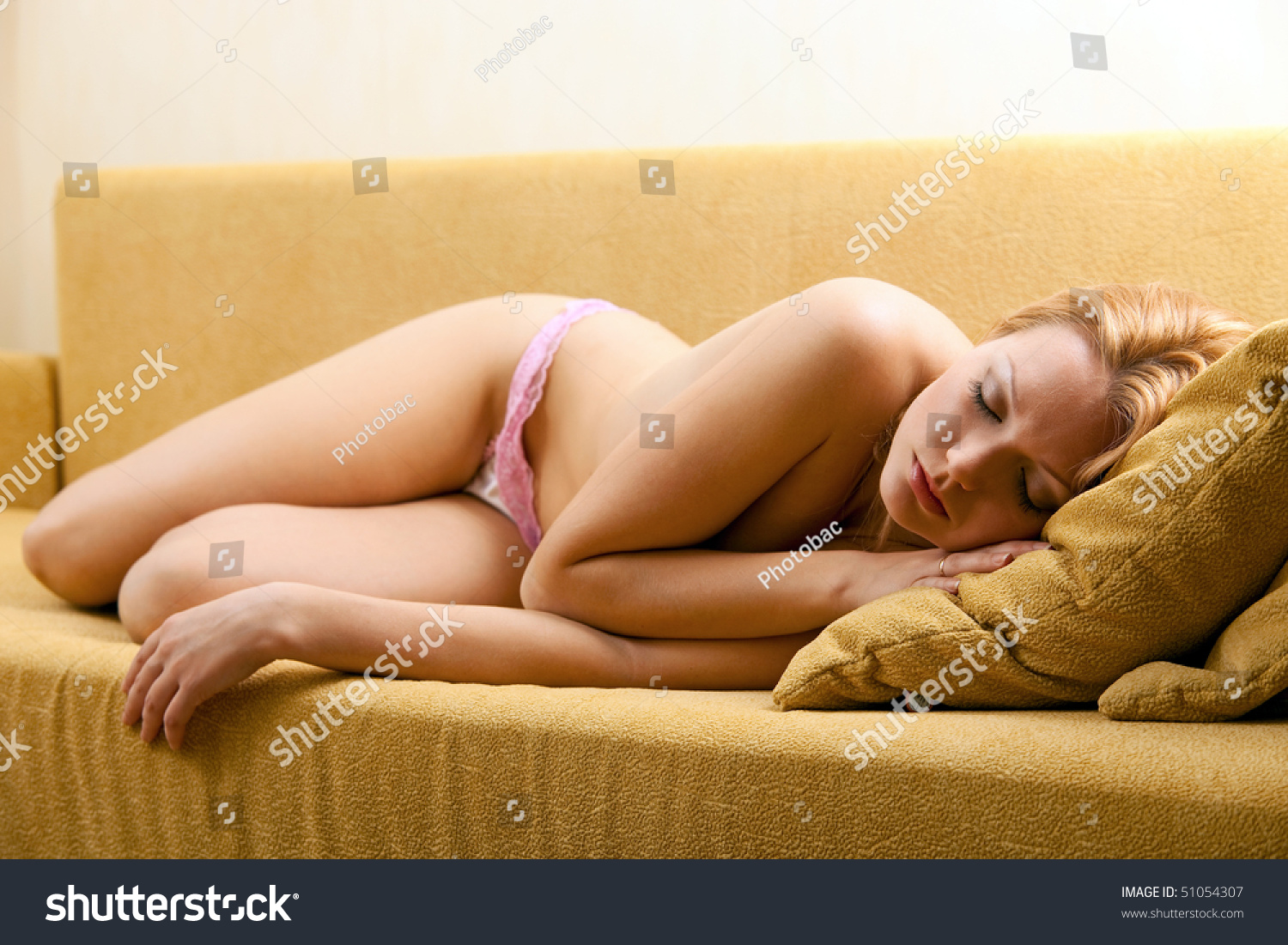 голая девушкой спящая на диване фото 109