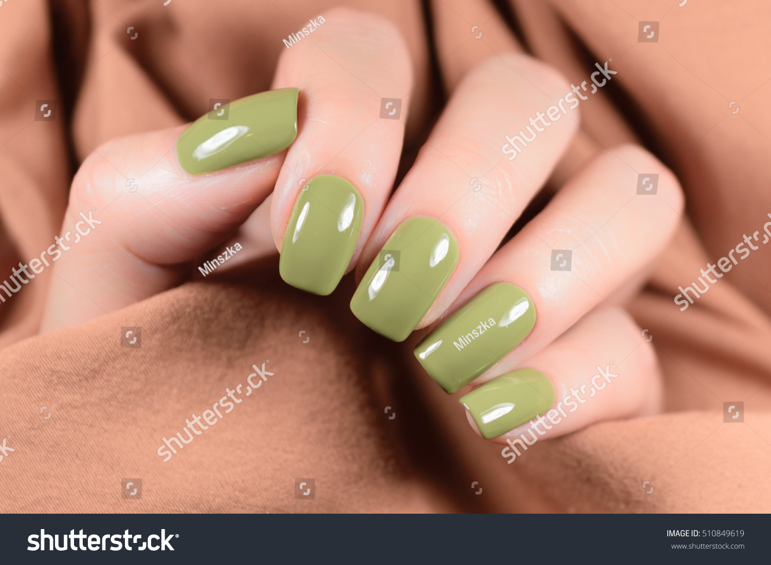 Оливковый лак для ногтей