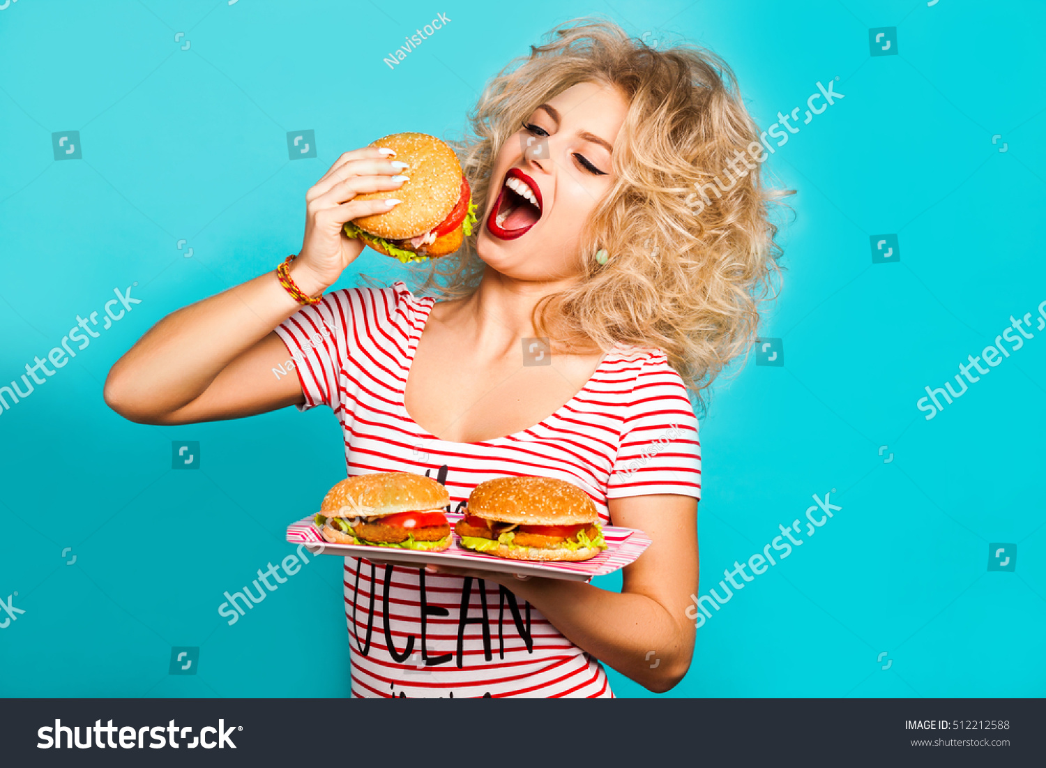 Девушка ест бургер