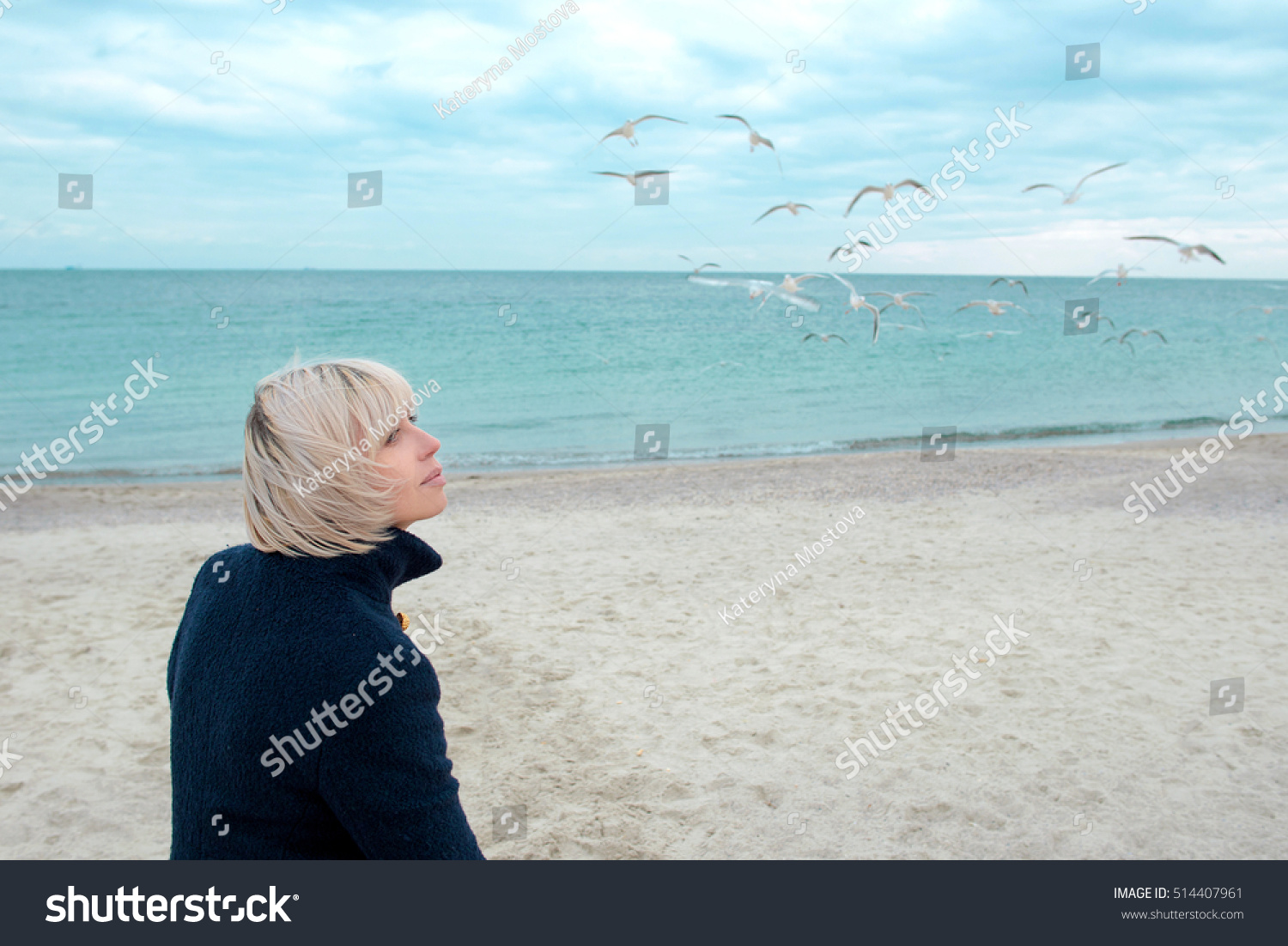 Блондинка с короткими волосами на море