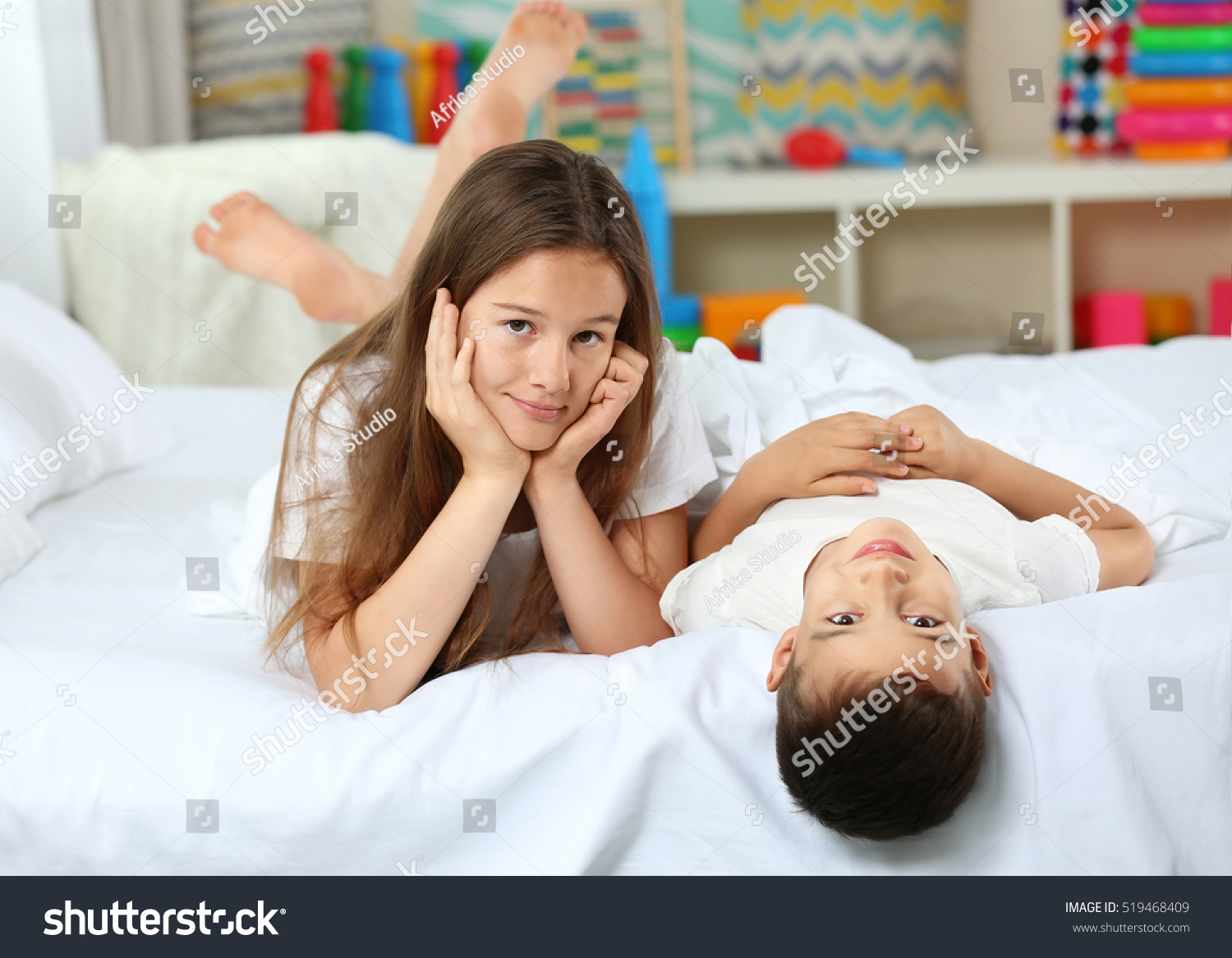 Брат и сестра в кровати