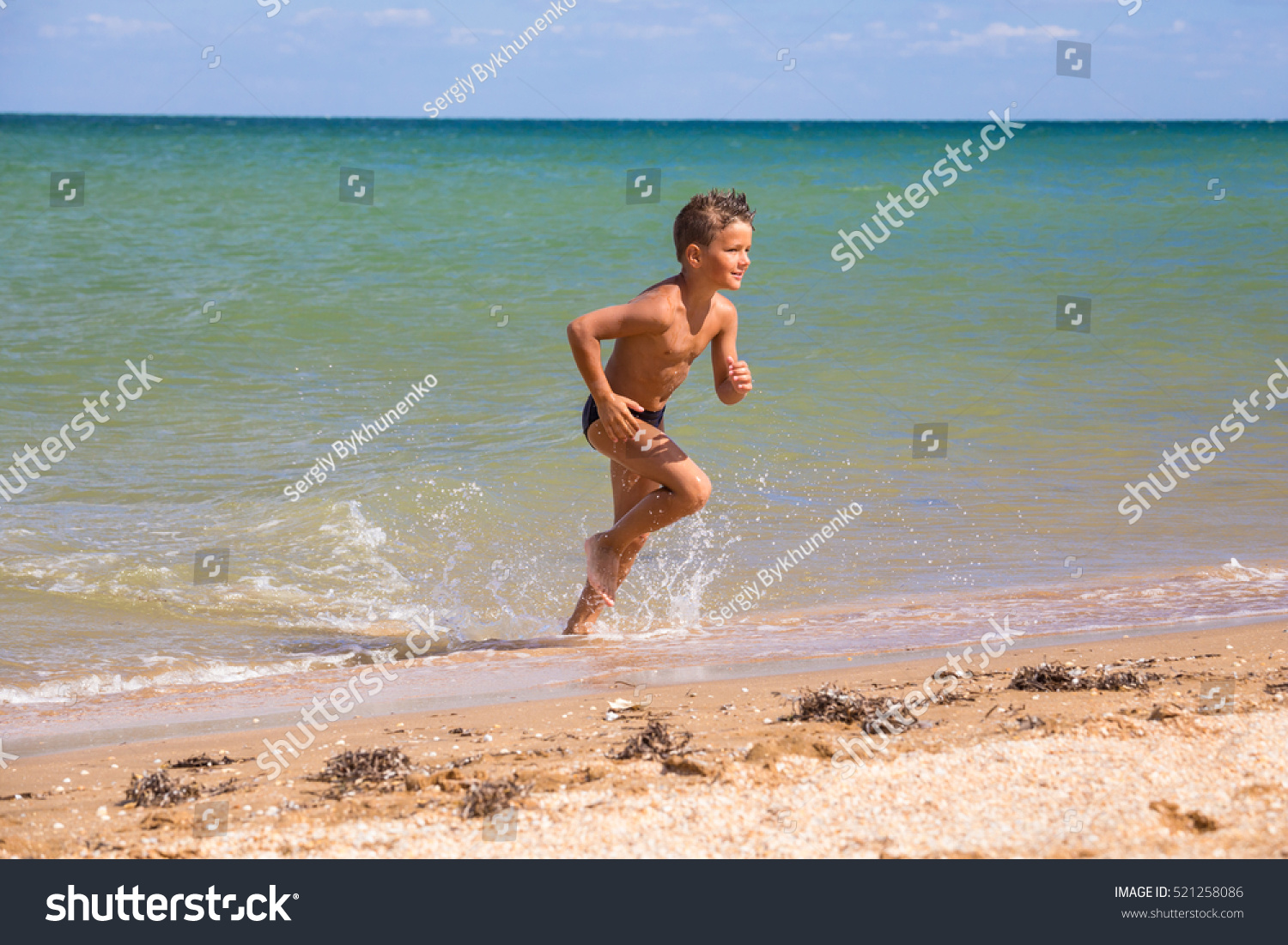 Adorable Boy Running Sea On Beach Foto Stok 521258086 Shutte