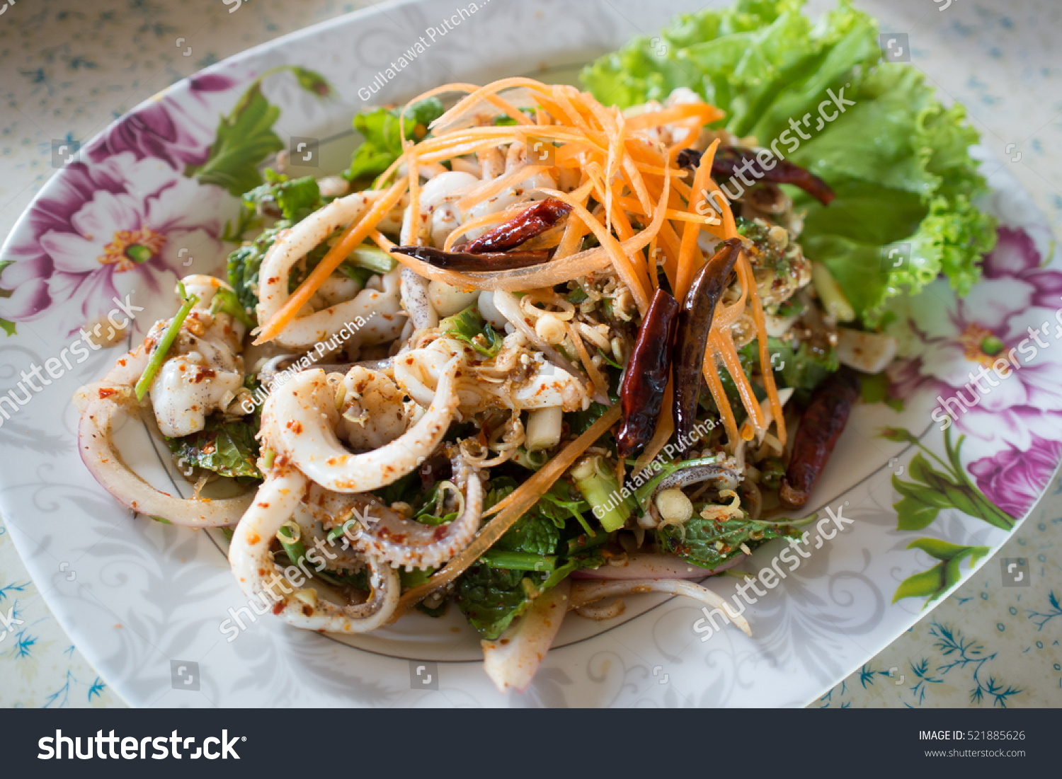 Теплый салат с кальмарами