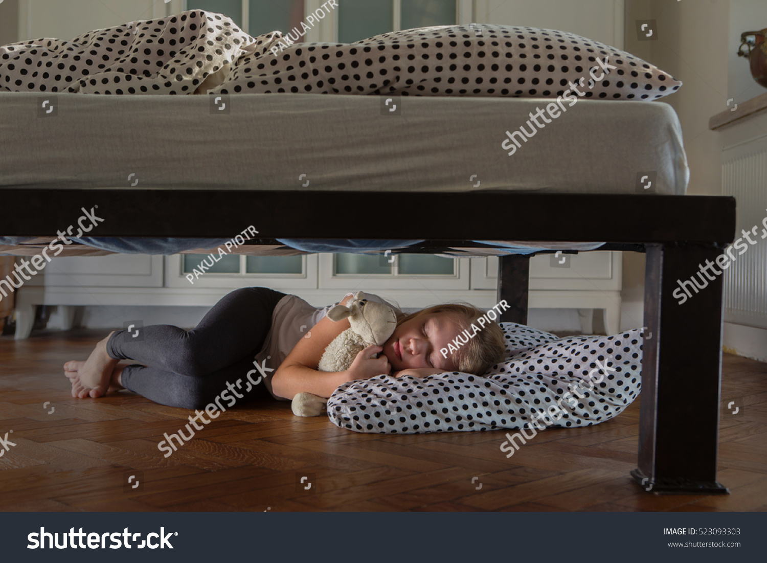 24 часа под кроватью родителей они занимались