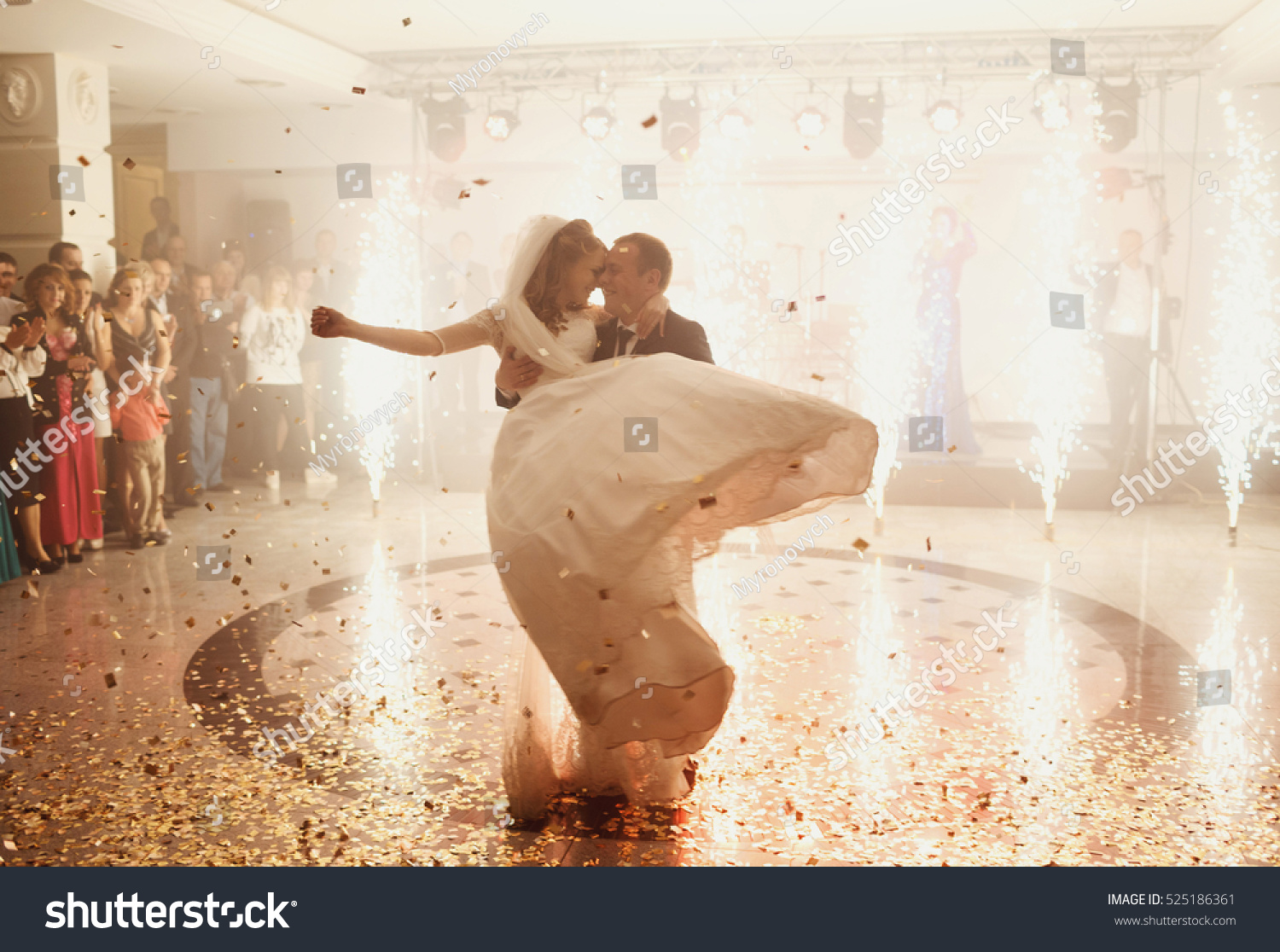 Невеста танцует