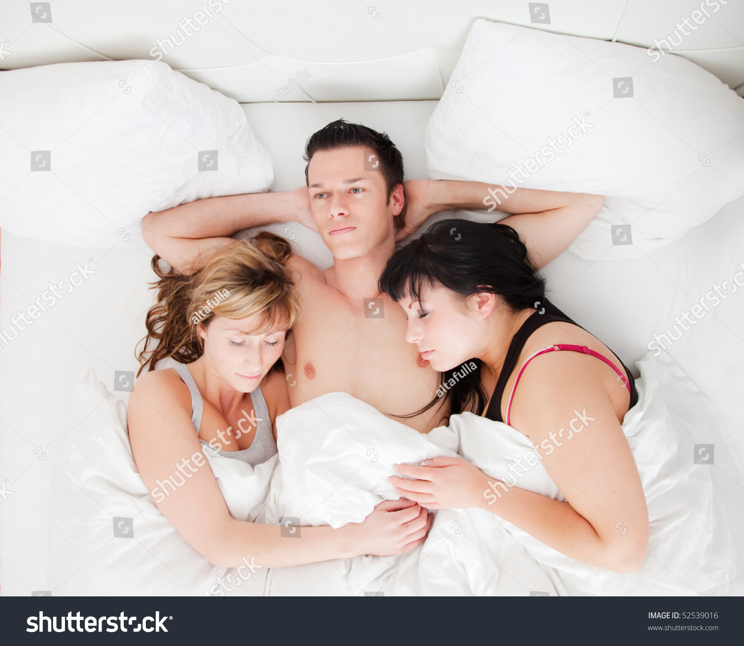 В одной кровати с женой и тещей