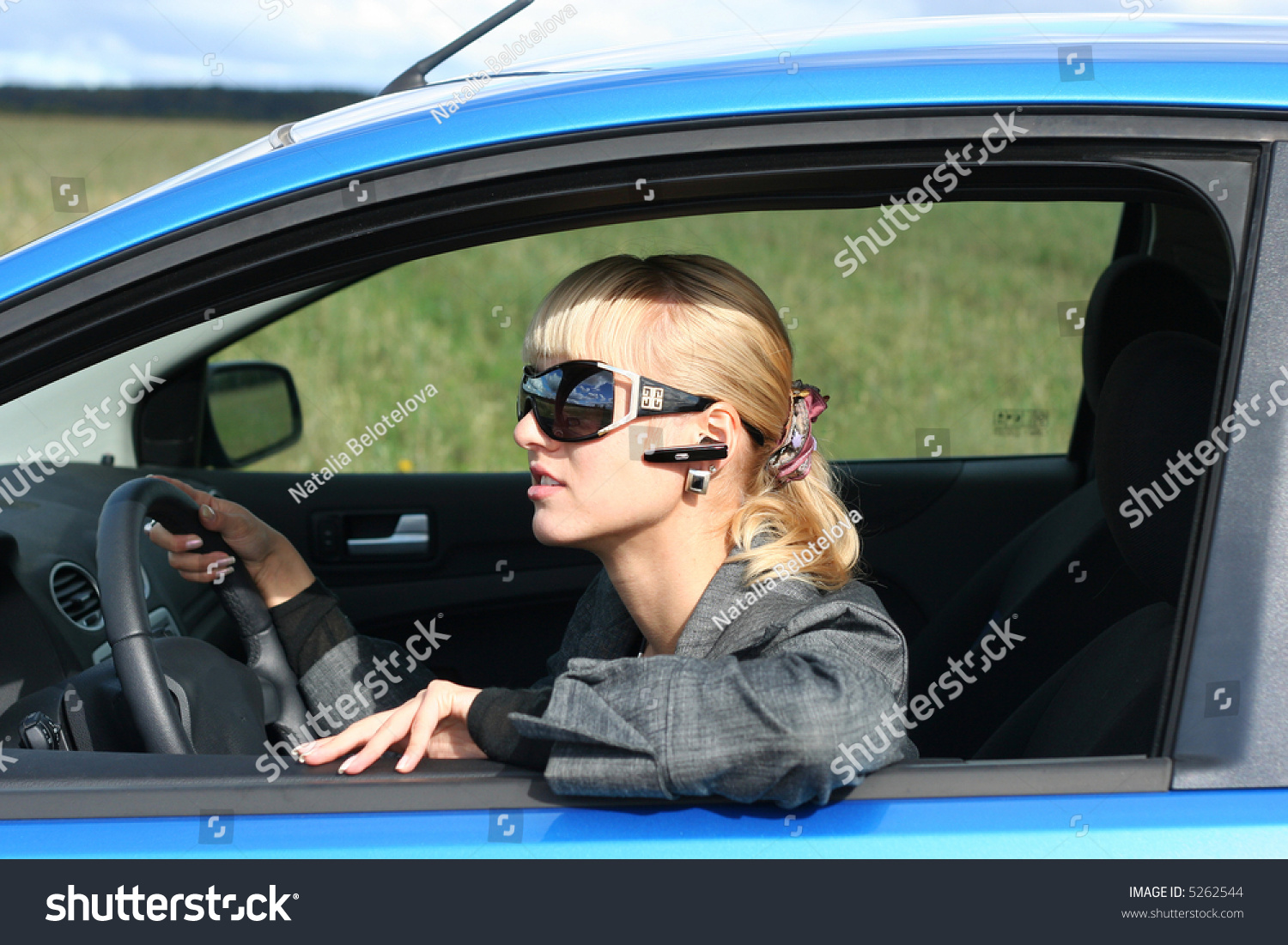 фото блондинок в машине в очках