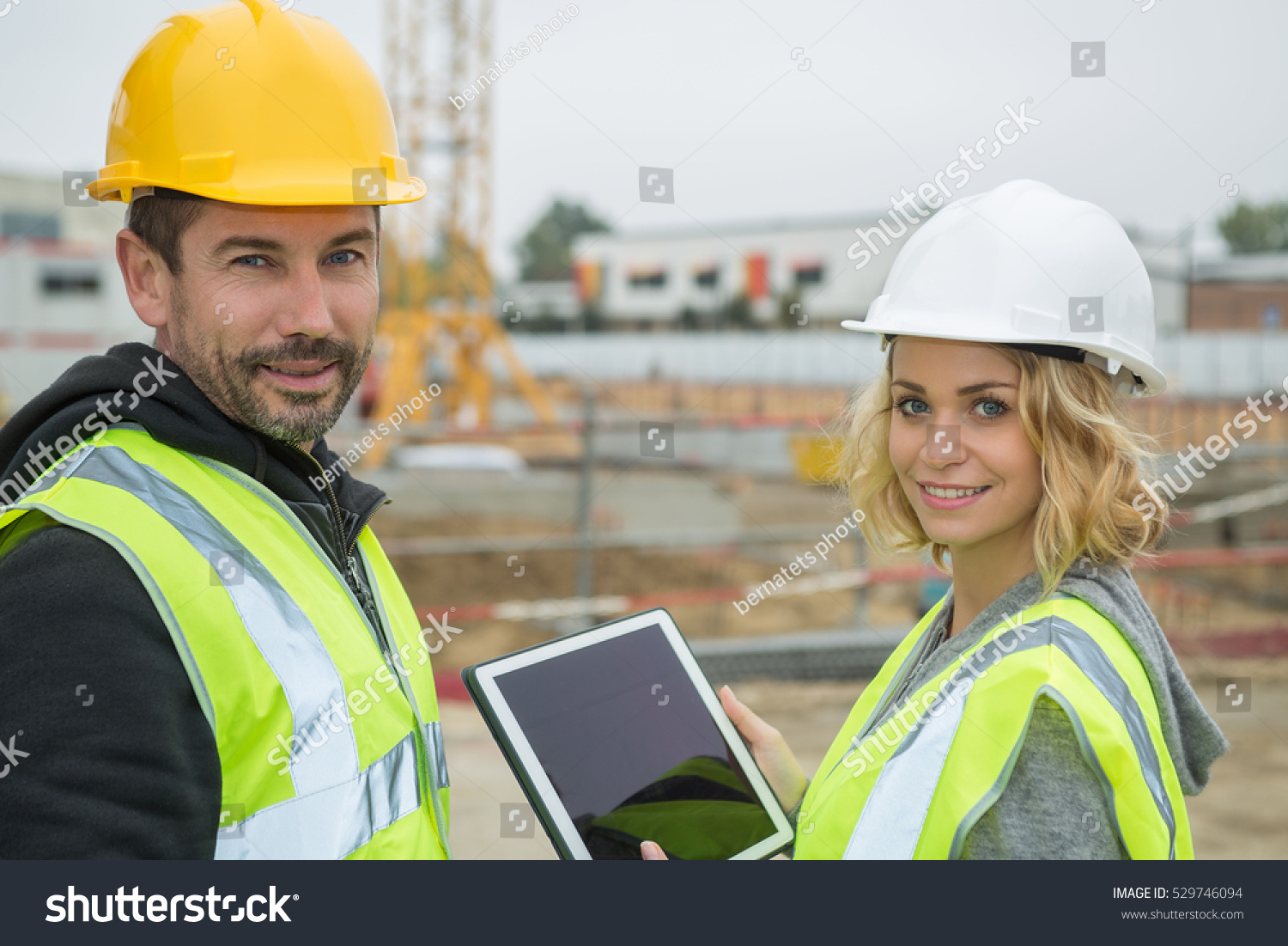 Отдел строительства телефон. Менеджер строительной компании. Девушка на стройке. Менеджер на стройке. Руководитель стройки.