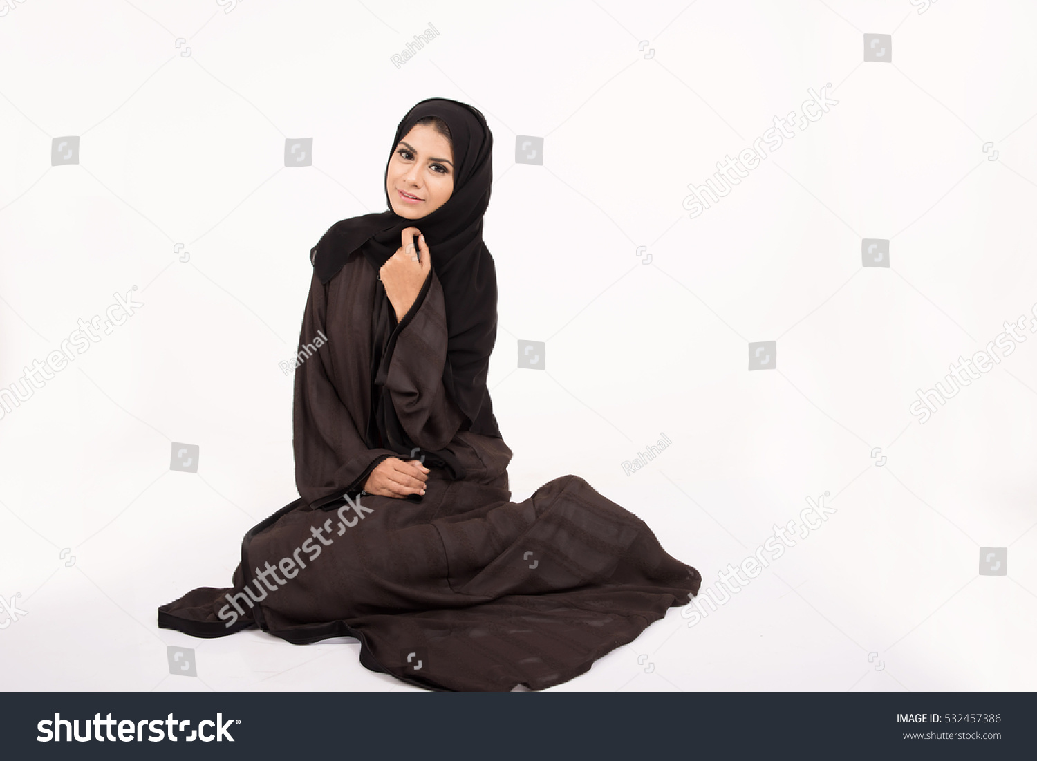 Young Muslim Girl Wearing Traditional Dress Stock Photo 532457386 ...