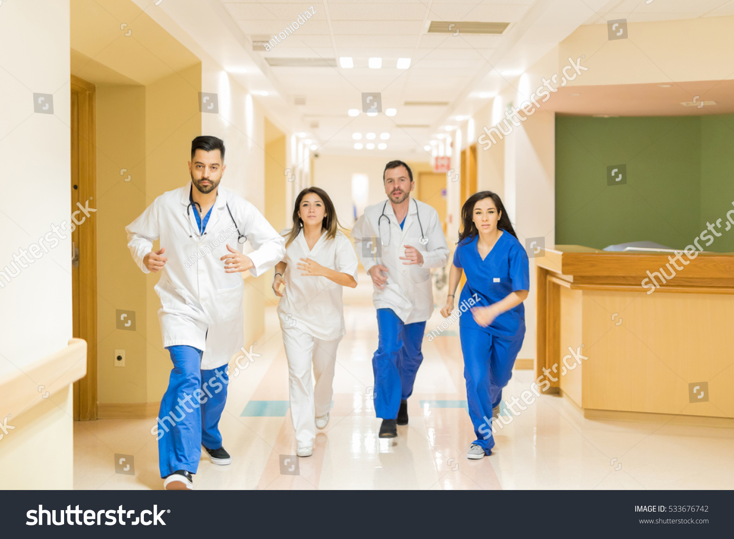 Врач сбегать. Медики бегут. Медицинский работник бежит. Медсестра бежит. Врачи бегают.