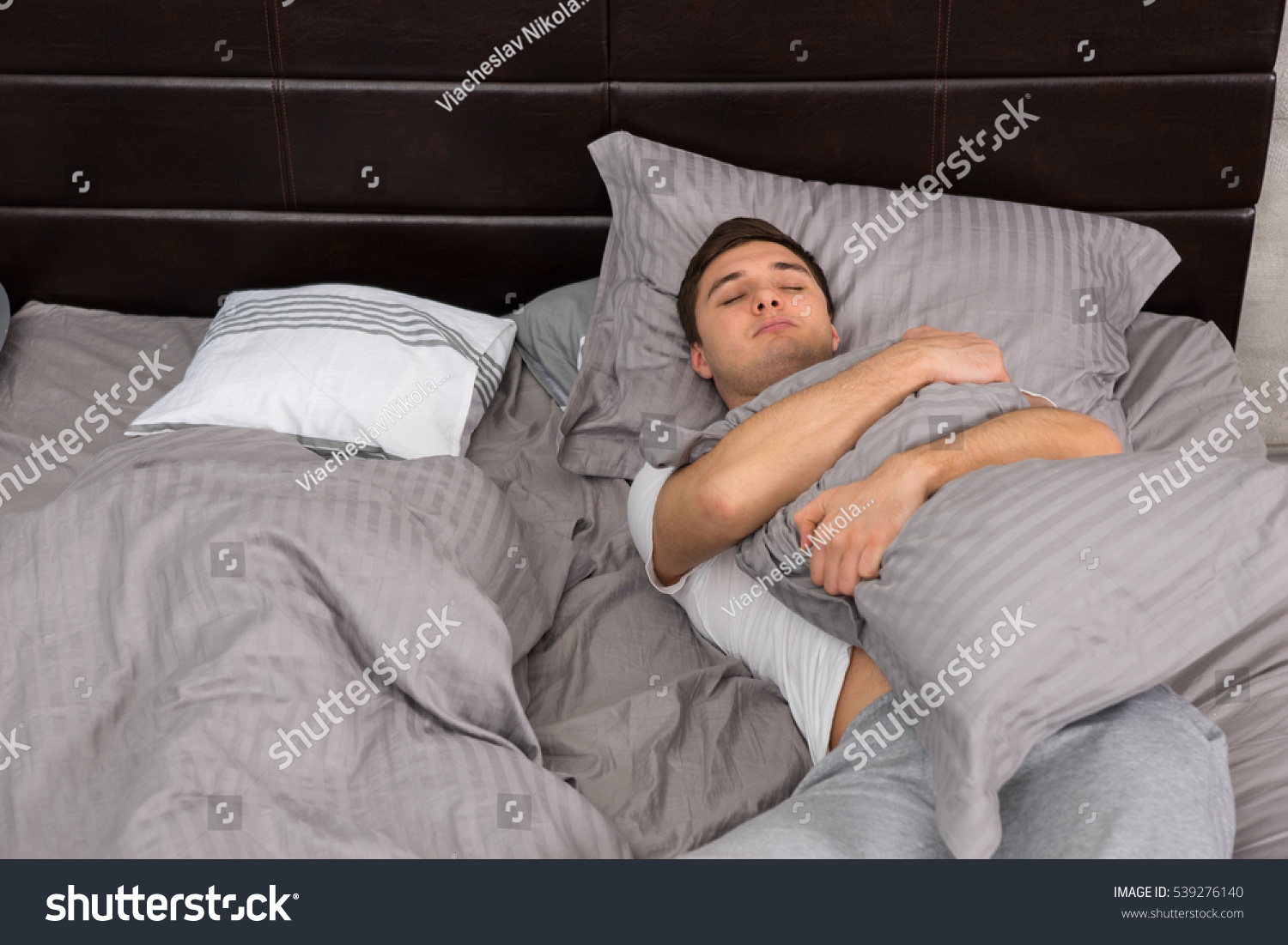 Человек в постели