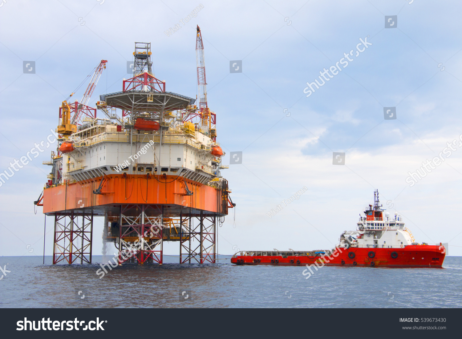 Offshore Oil Rig Drilling Platformoffshore Oil Stock Photo 539673430 ...