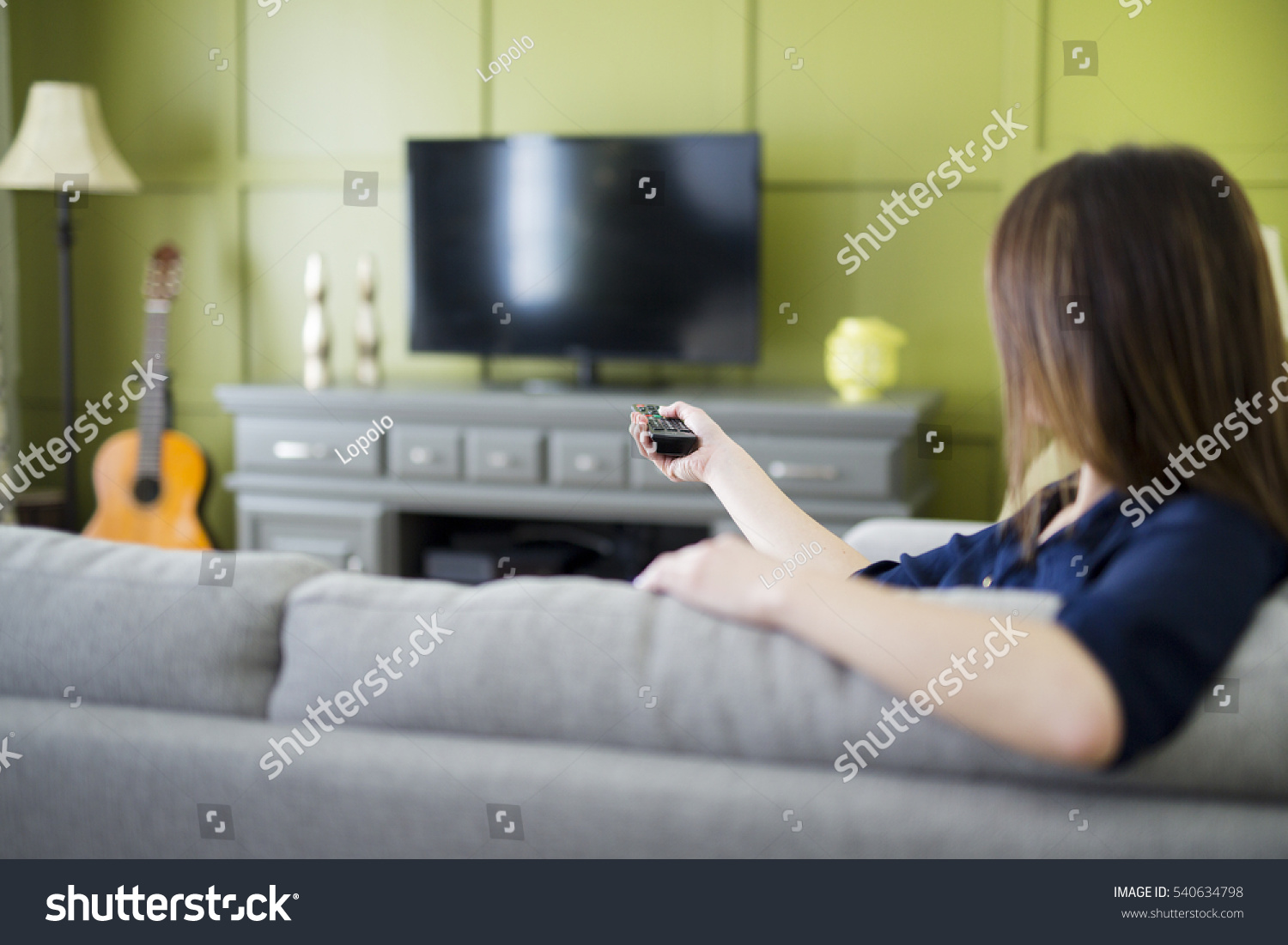 Телевизор сиди дома. Девушка смотрит телевизор. Девушка с пультом на диване. С пультом у телевизора девушка на диване. Девушка сидит на телевизоре.