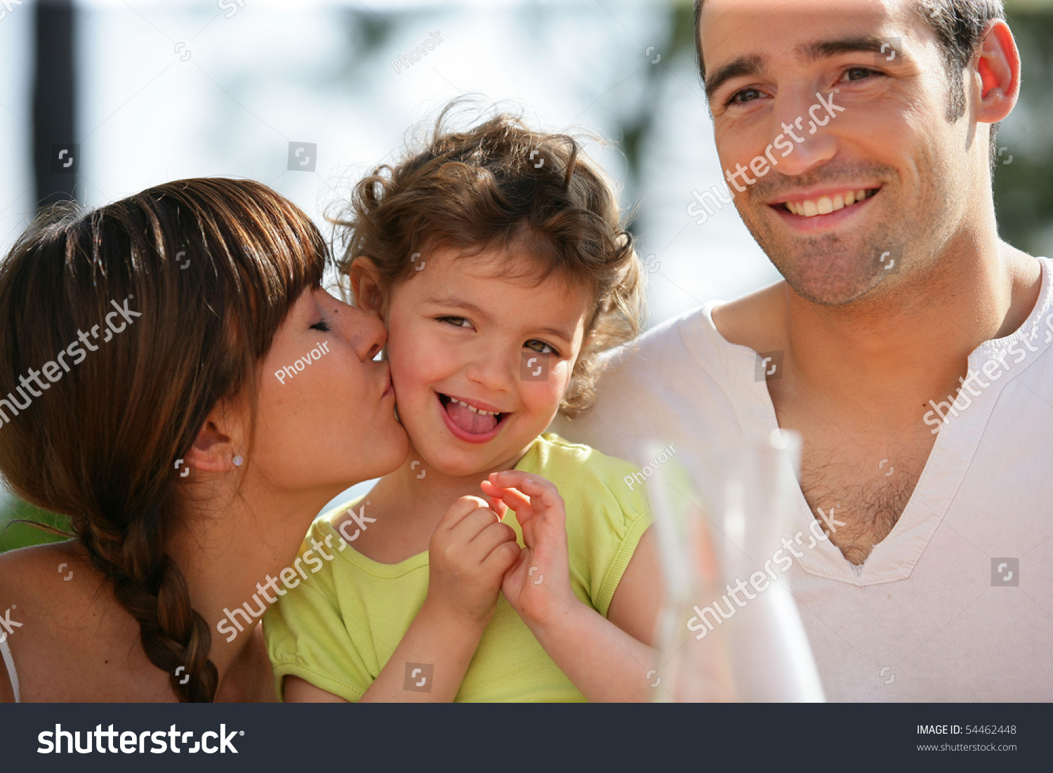 Мужчина с бывшей женой и ребенком. Портрет счастливой семьи. Счастливая семья ребенок усыновленный. Фотообои семья. Фото родителей целующих детей.