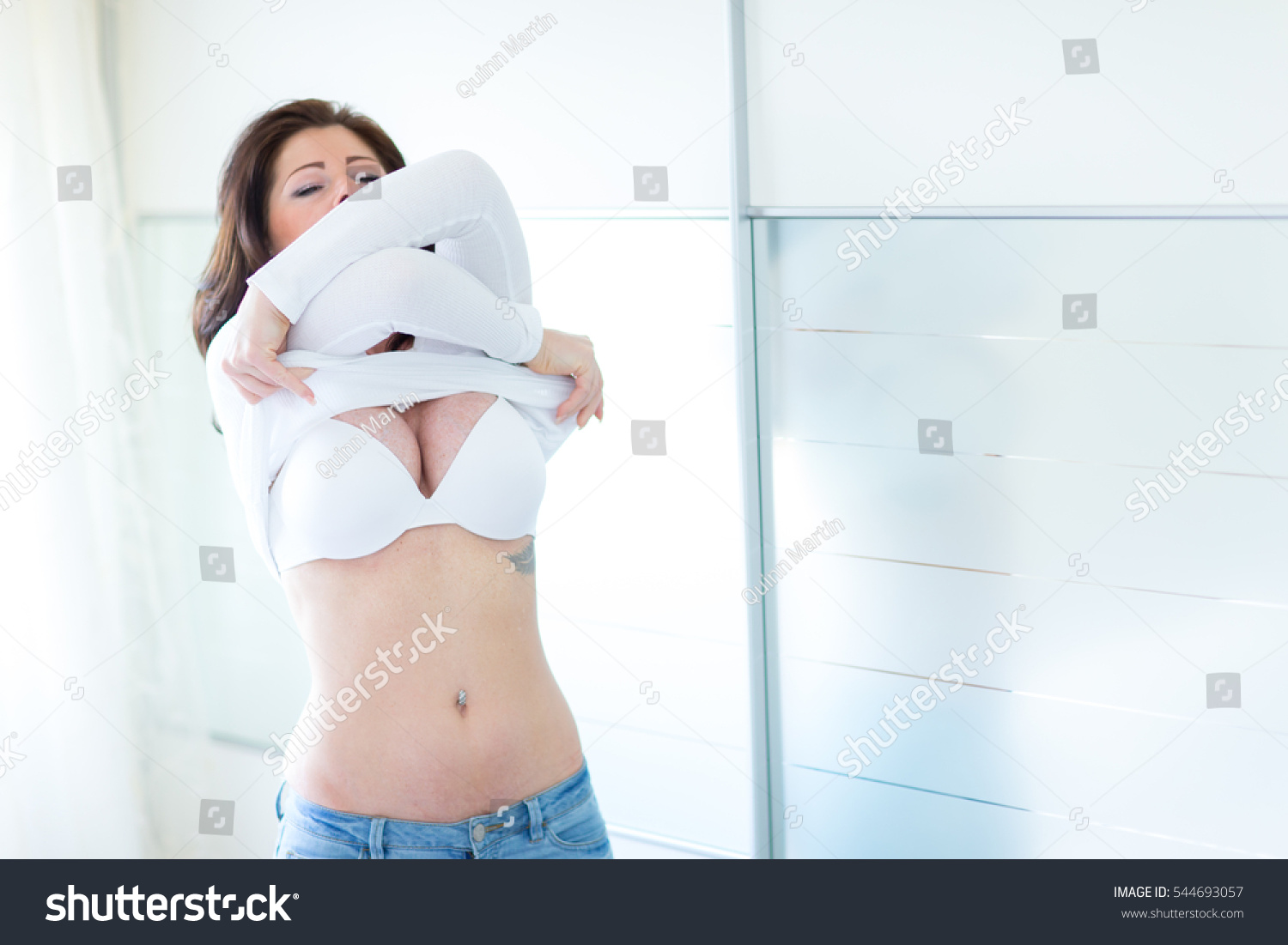 Frau zieht sich aus nackt