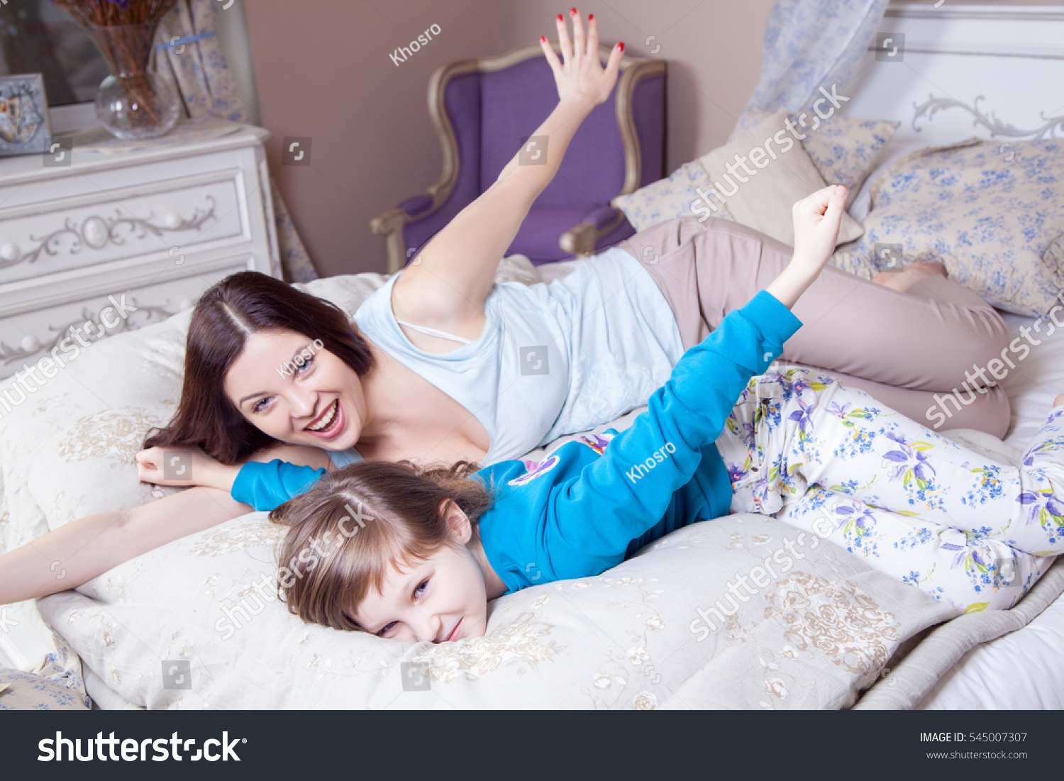 Мама с дочкой в постели. Дочка лежит на маме. Мама с дочкой на кровати. С дочей в кровати. Мама и дочка лежат в постели.