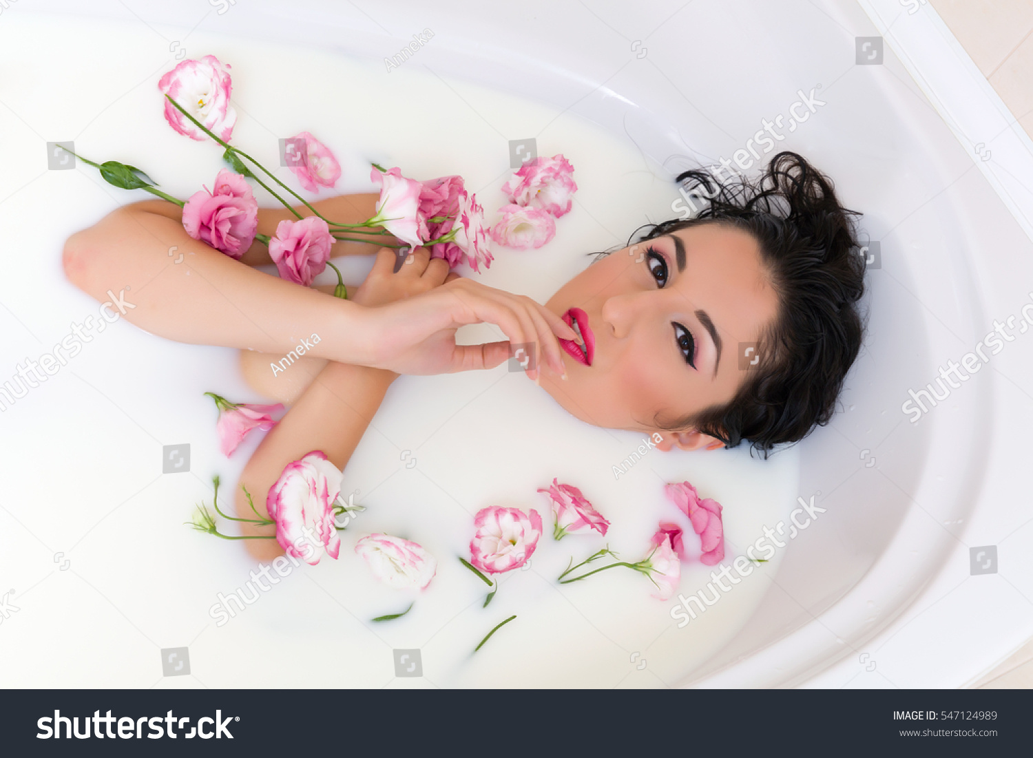Руки в молочной ванне с цветами украшения