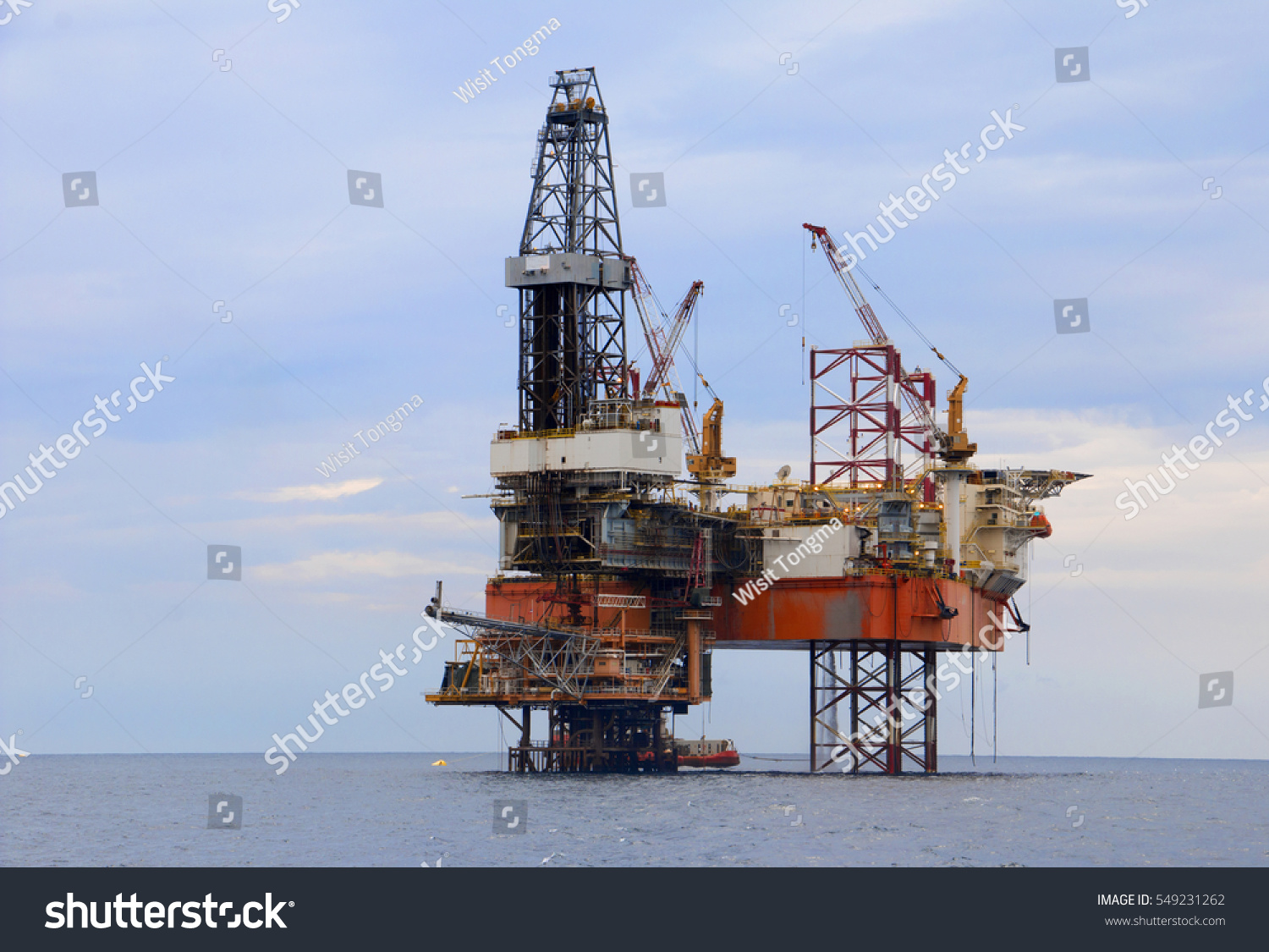 Offshore Oil Rig Drilling Platformoffshore Oil Stock Photo 549231262 ...