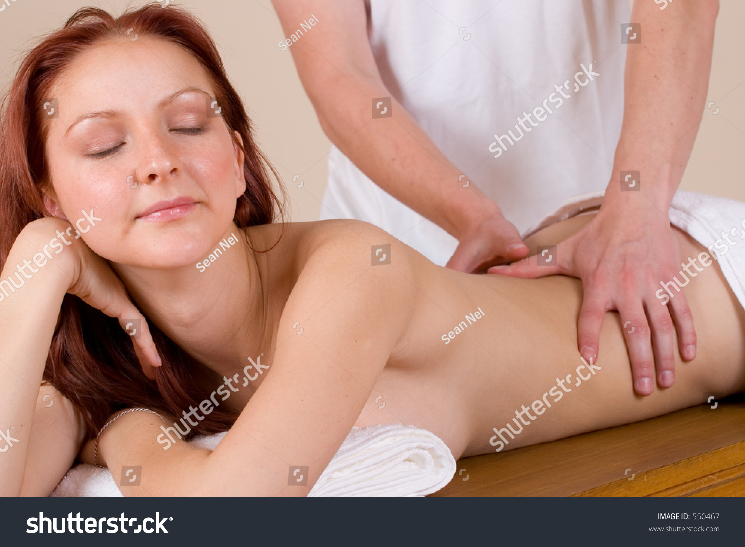 Девушка первый раз на массаже