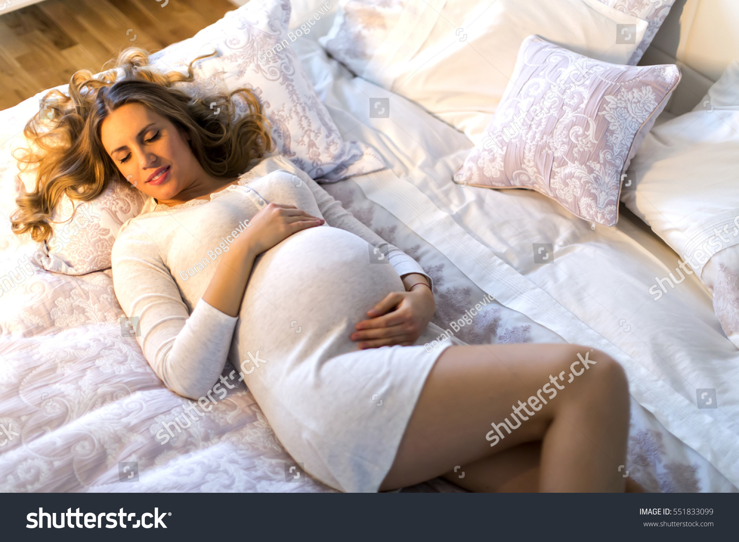 Беременность в постели. Фотосессия беременных на кровати. Фотосессия беременности в постели.