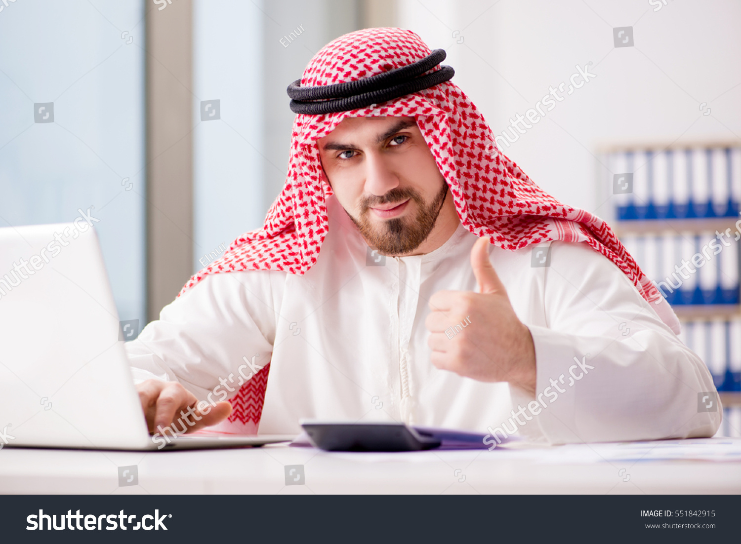 Араб петра великого. Saudi man Computer.