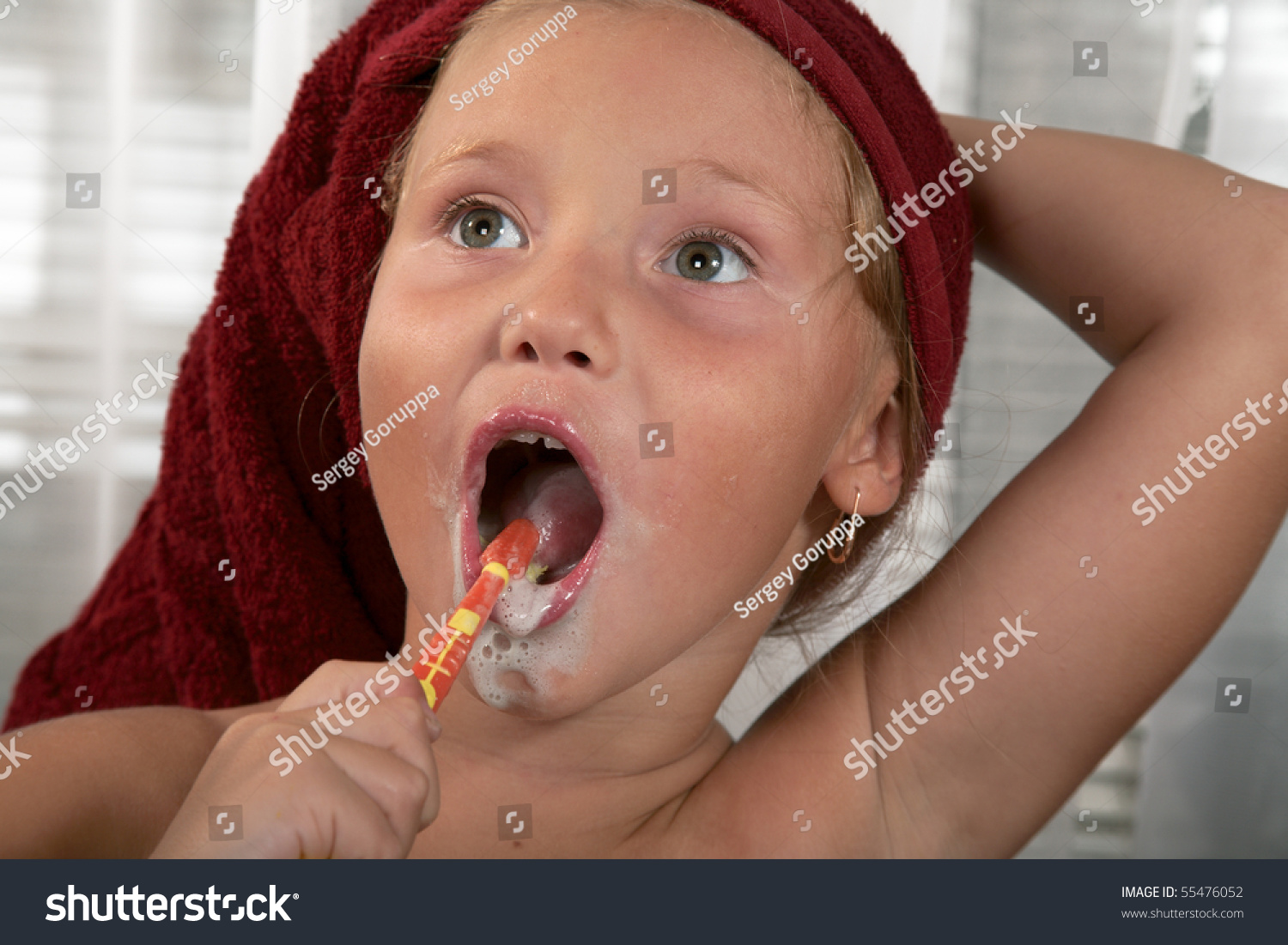 Девочка с презиком в зубах