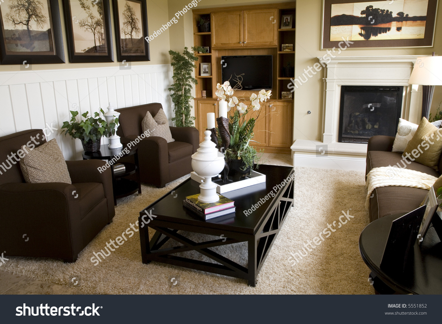 Гостиная с коричневым диваном
