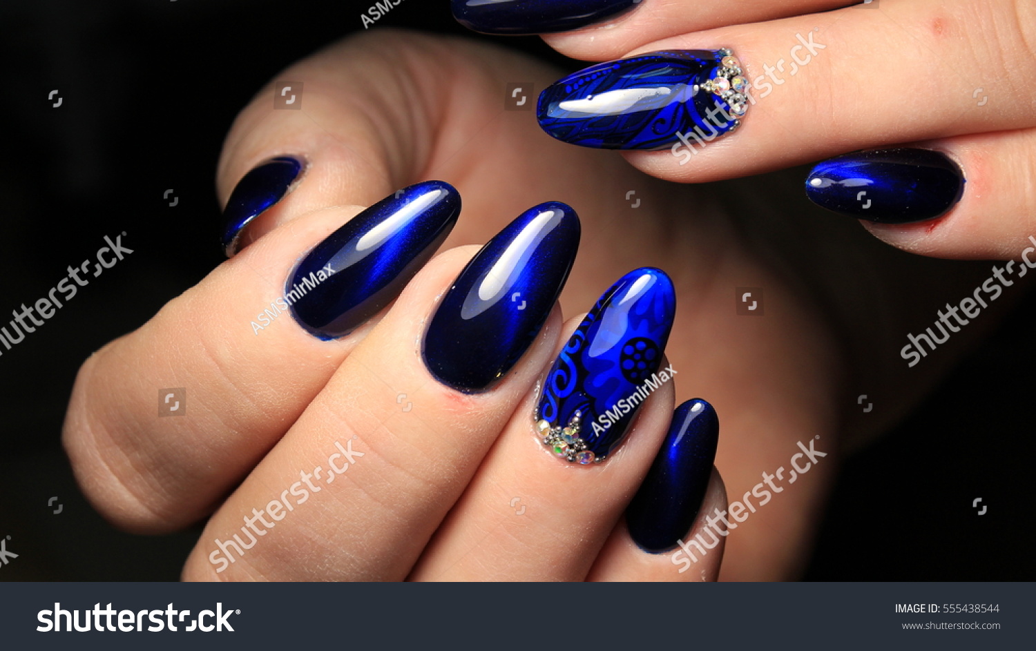 Ногти синие с черным