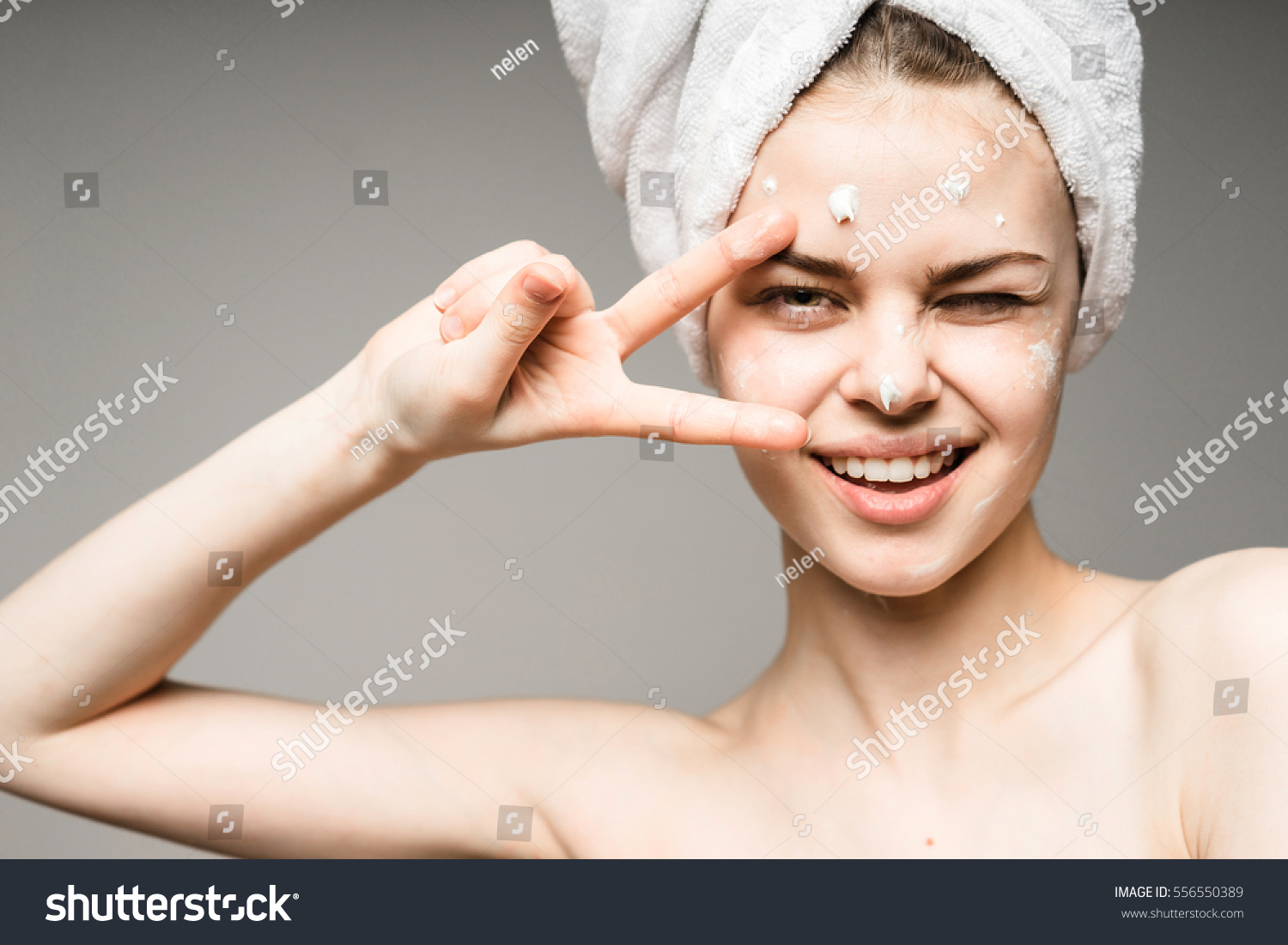 512 Beauty Portrait Two Young Woman Applying Facial Cream 图片、库存照片和矢量图 Shutterstock 9415