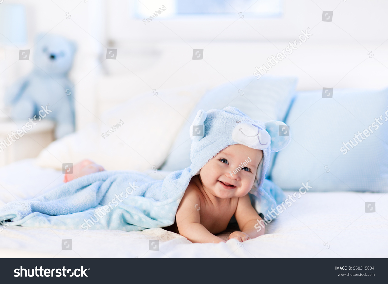 Niño Pequeño Con Pañal Y Toalla Foto De Stock 558315004 | Shutterstock