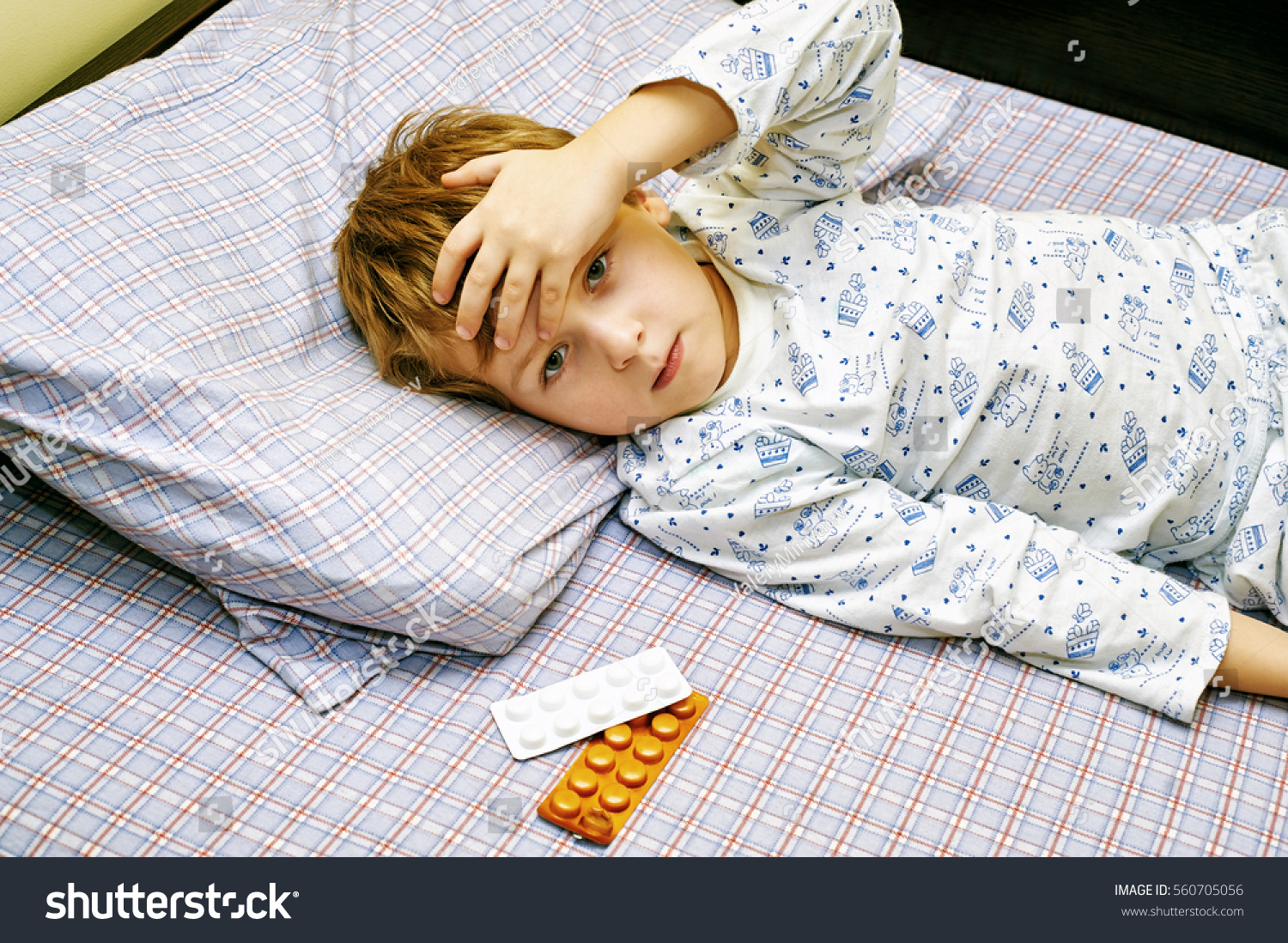 1 мальчик заболел. Мальчик лежит на кровати. Больной ребенок лежит в постели. Мальчик в кровати болеет.