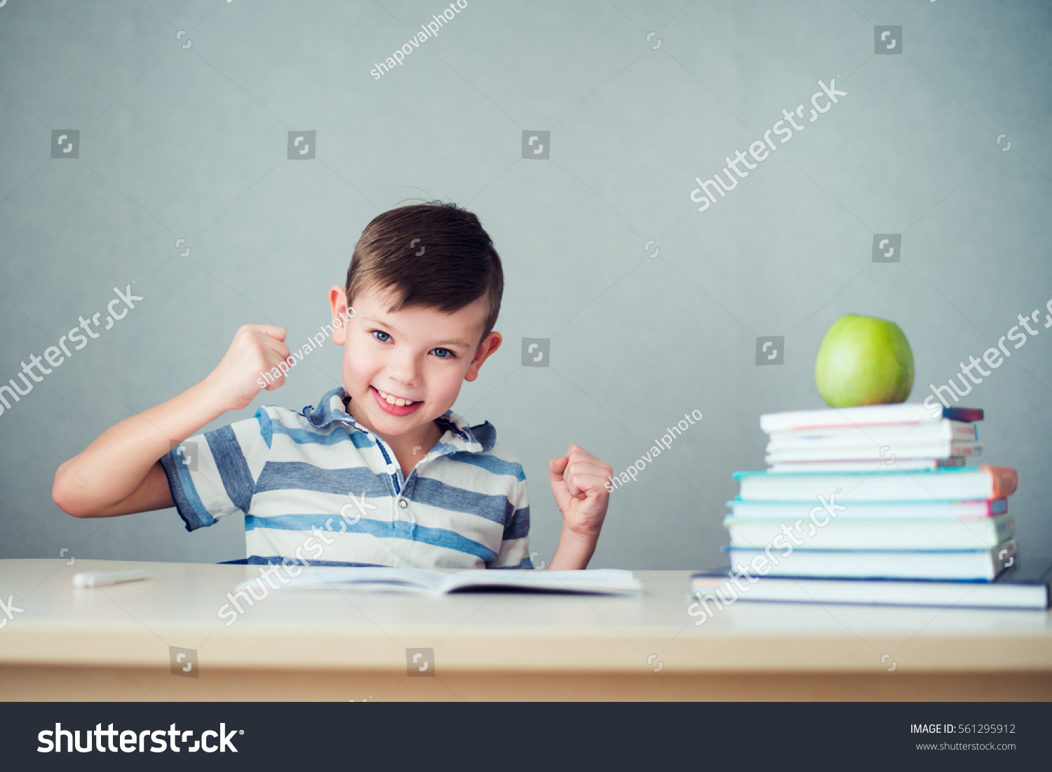 Дети счастливые делают домашнюю работу